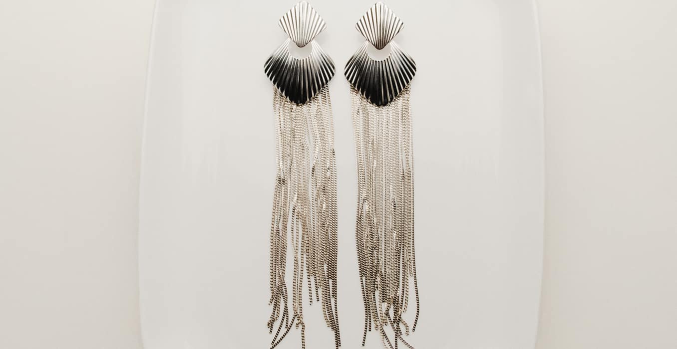 Serve glamour in statement fashion jewelry