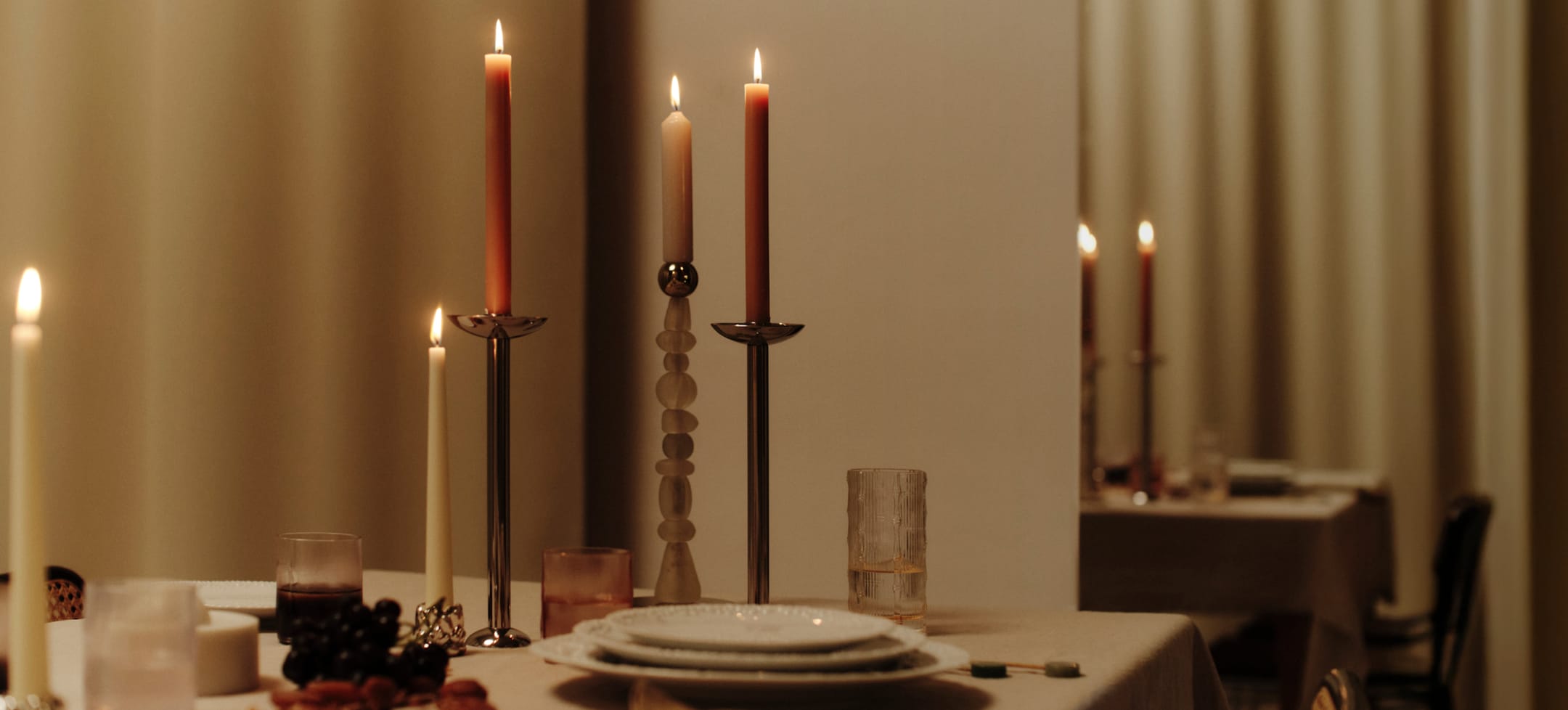 طاولة تلفت الأنظار بأناقة التفاصيل