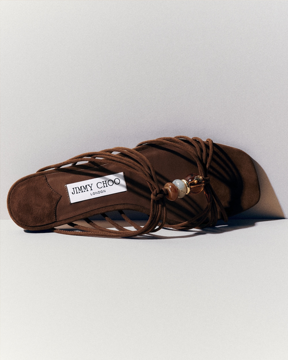 Eleganter Auftritt mit flachen Sandalen