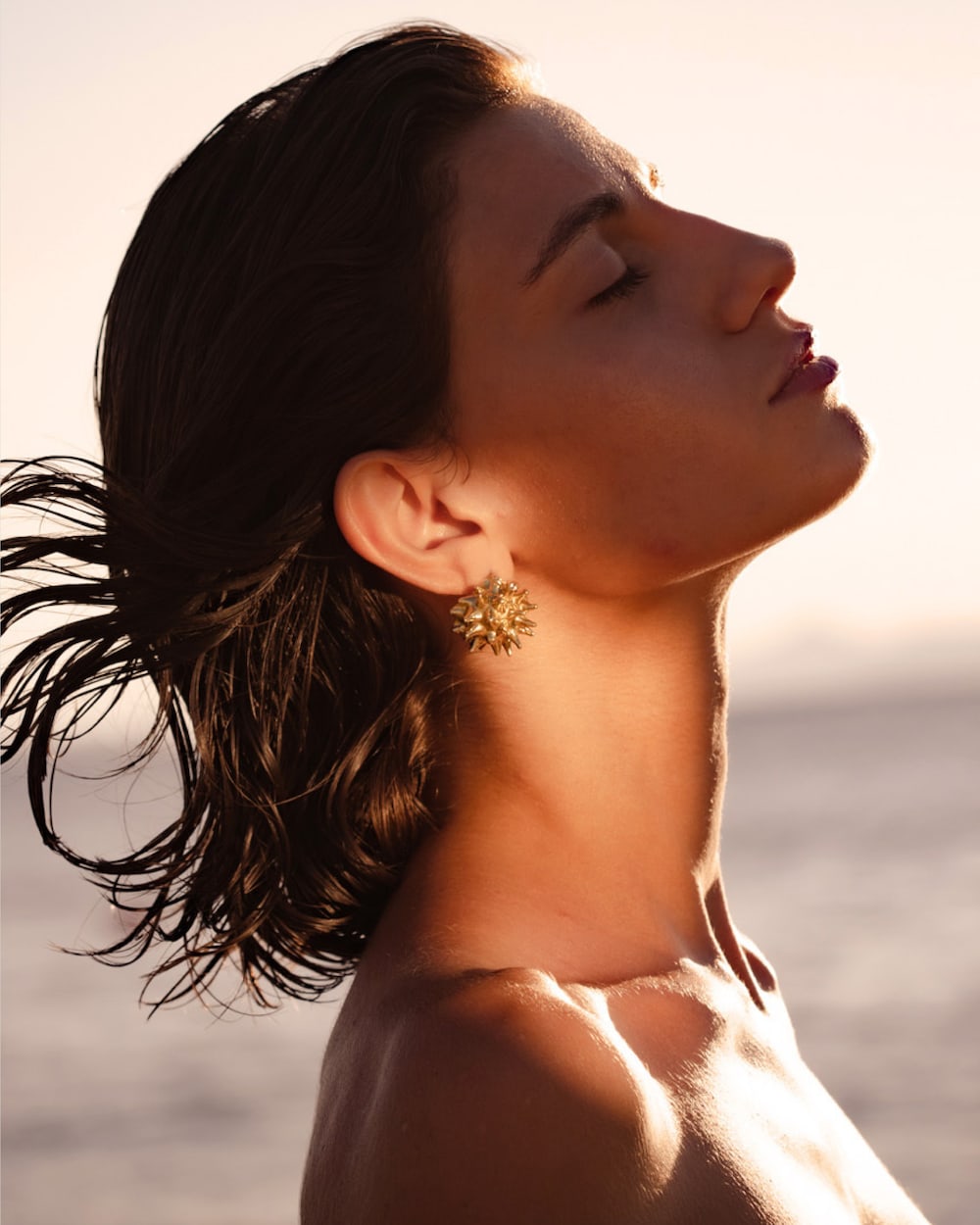 Joyería de moda que complementa tu brillo