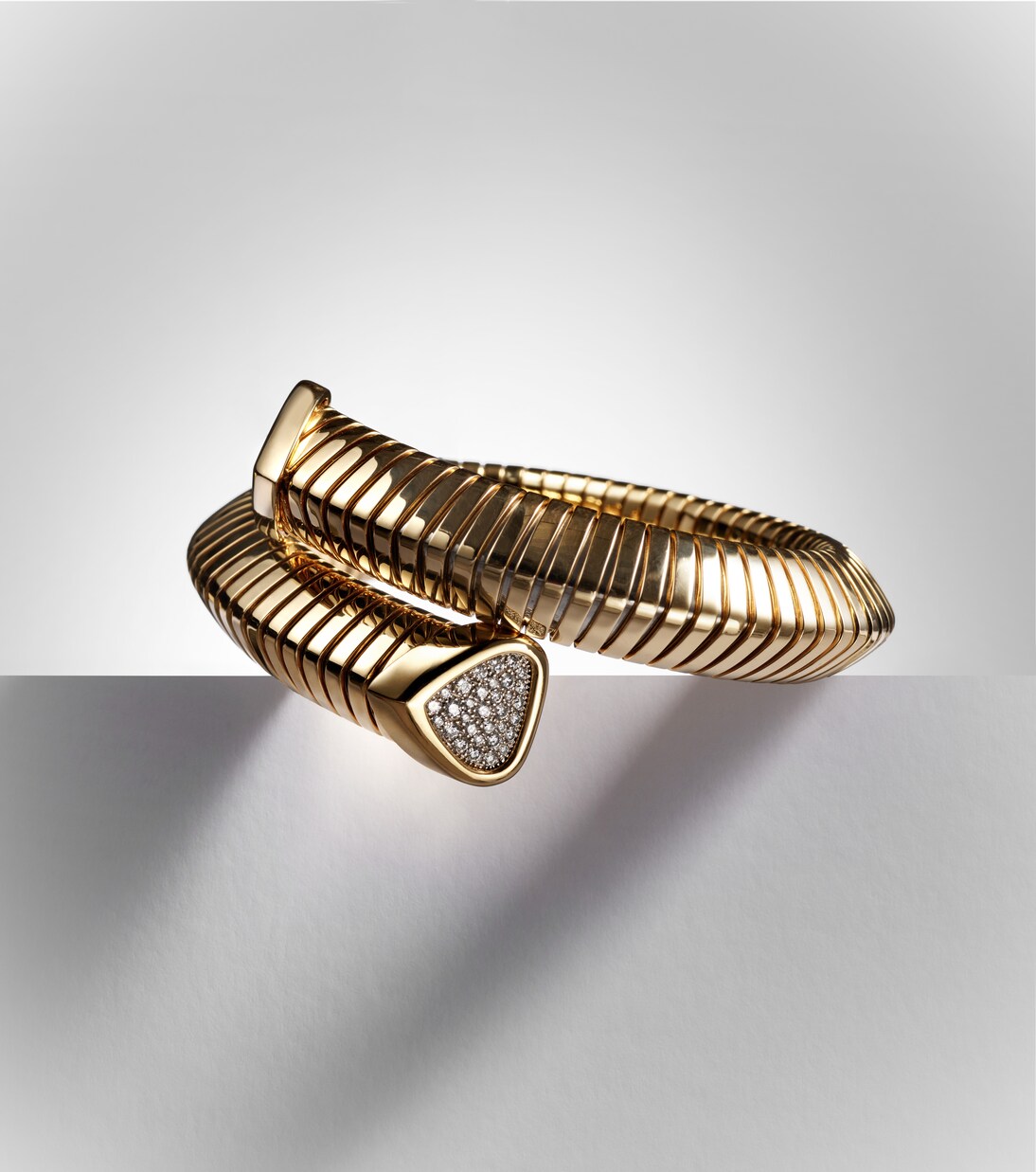 Trisola 18kt 골드 다이아몬드 커프 브레이슬릿  | Marina B