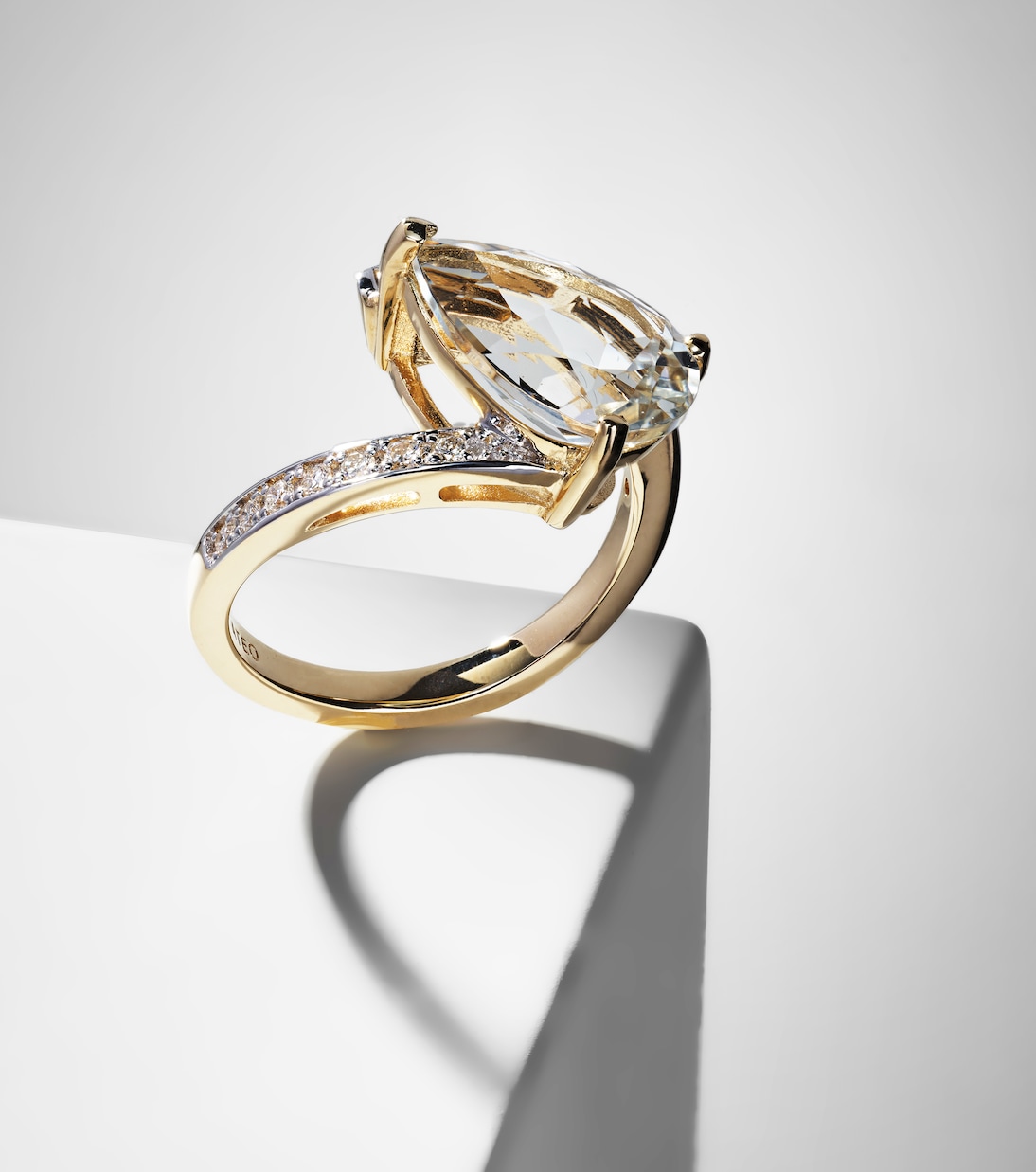 Bague Slanted en or 14 ct, topaze et diamants | Mateo