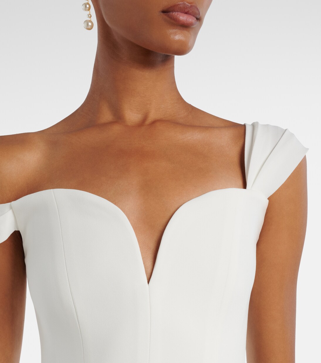 Bridal Off-Shoulder-Robe aus Crêpe | Alex Perry