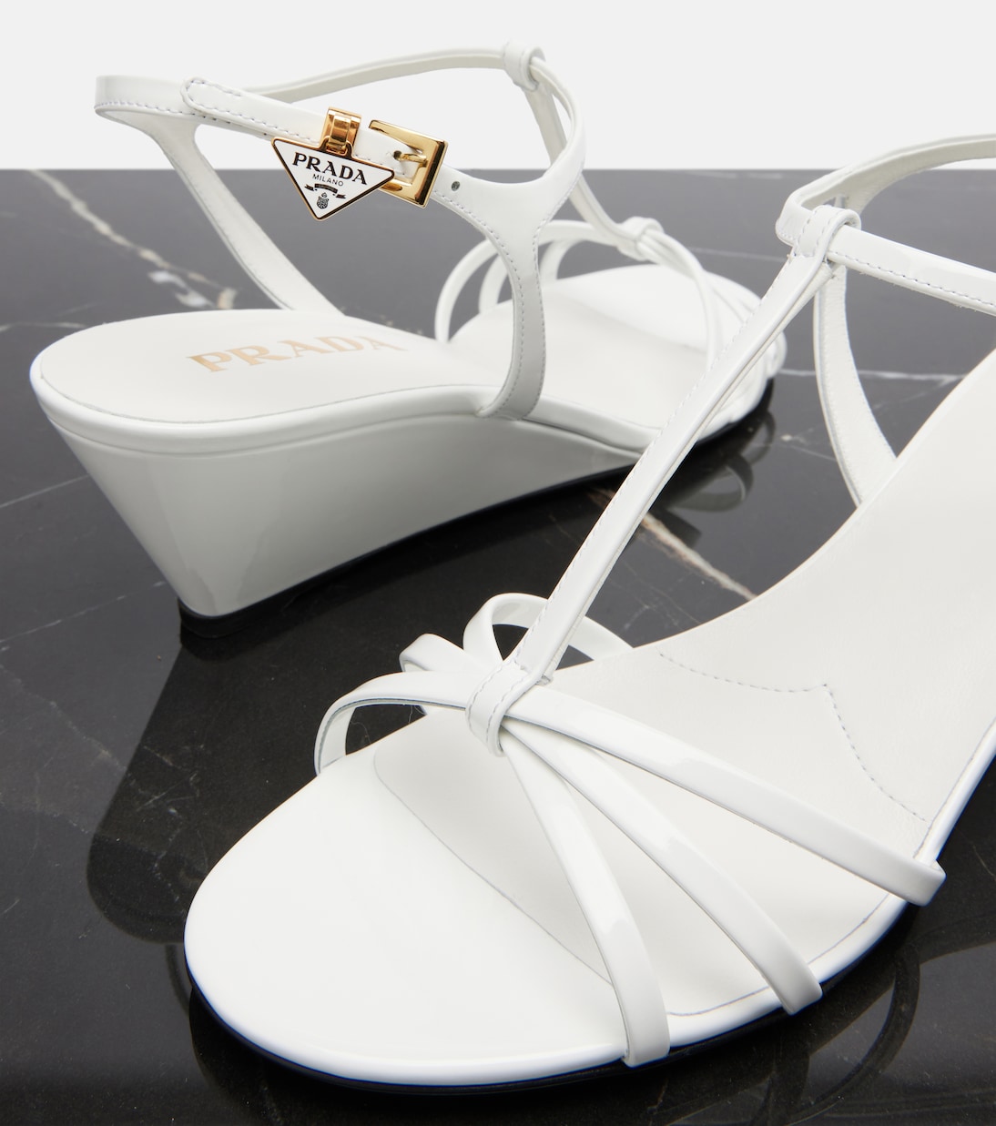 Sandali con zeppa in vernice | Prada