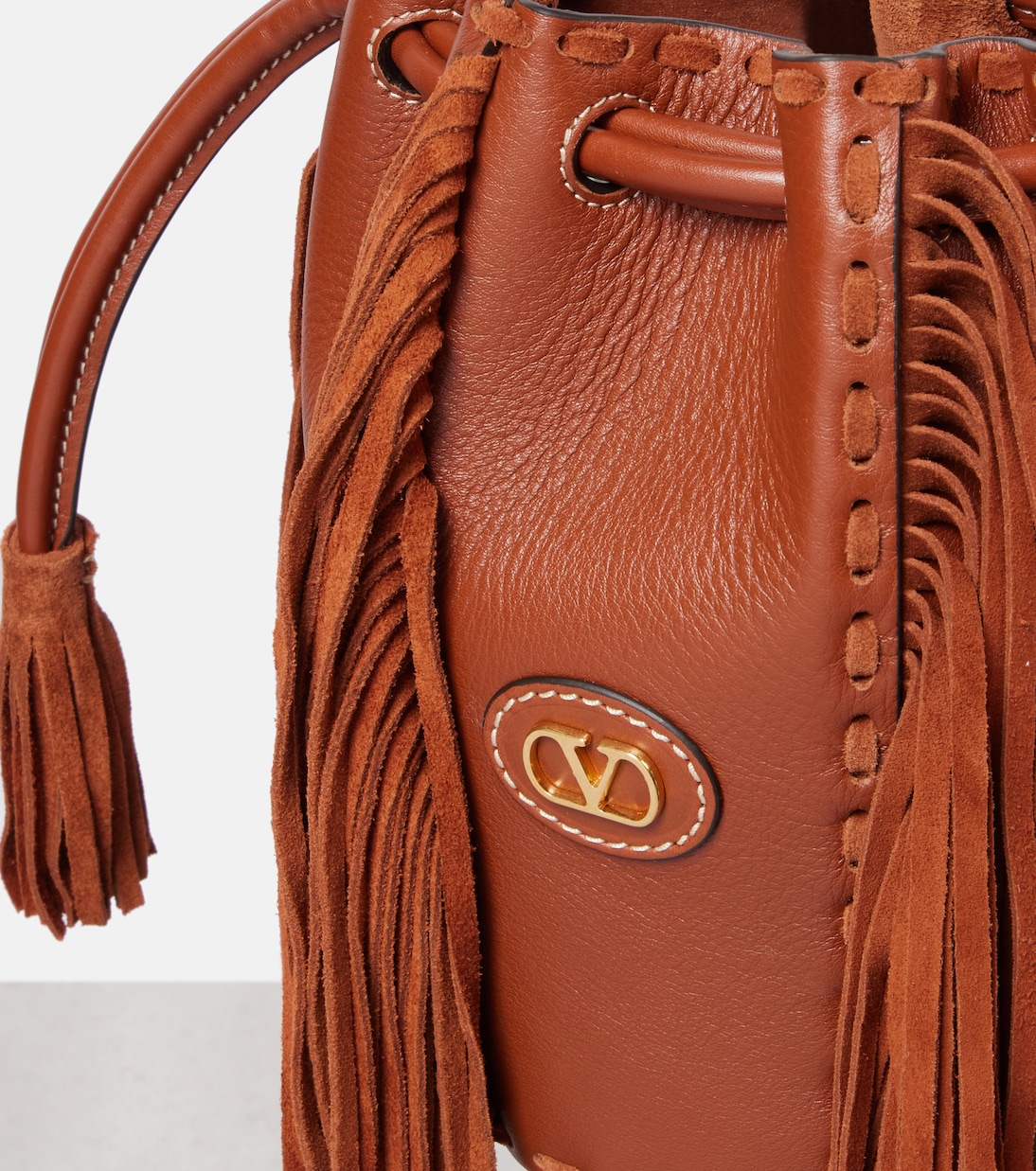 Nellcote Small leather bucket bag | Valentino Garavani