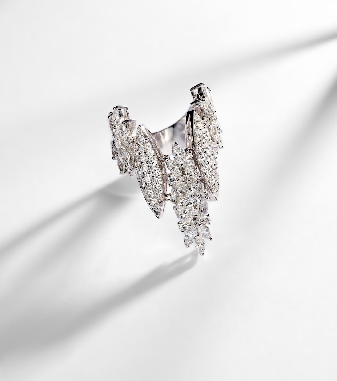 18kt white gold ring with diamonds | Yeprem