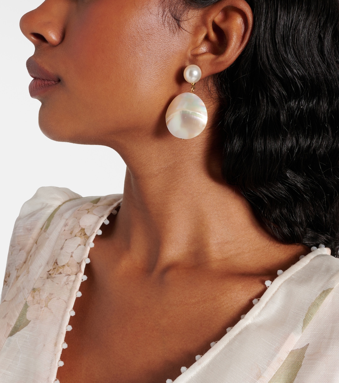 Orecchini pendenti Nerine in madreperla | Jennifer Behr