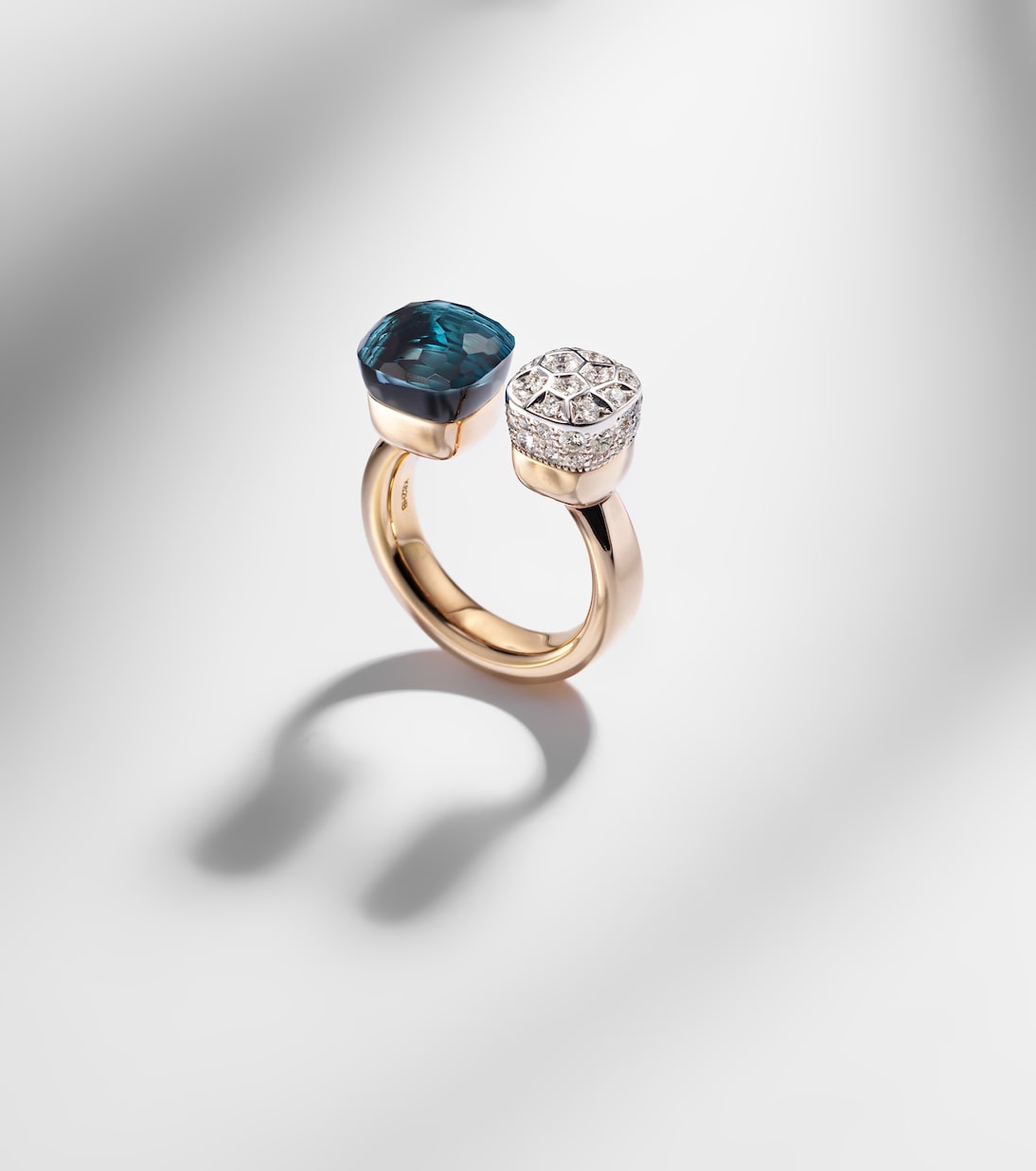 Anello Nudo in oro 18kt con topazio e diamanti | Pomellato