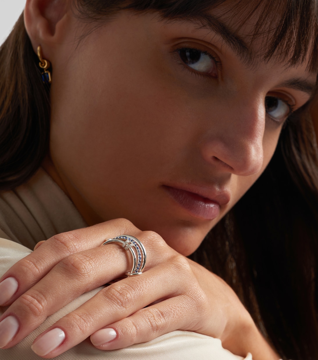 Ring Raneth aus Sterlingsilber mit Diamanten und Saphiren | Spinelli Kilcollin