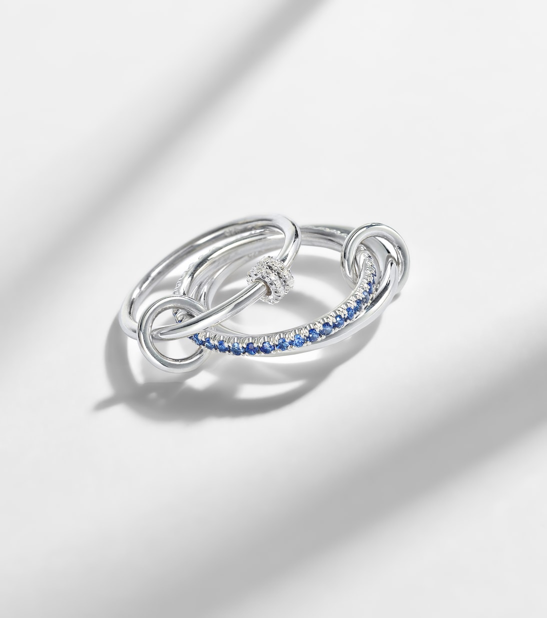 Ring Raneth aus Sterlingsilber mit Diamanten und Saphiren | Spinelli Kilcollin