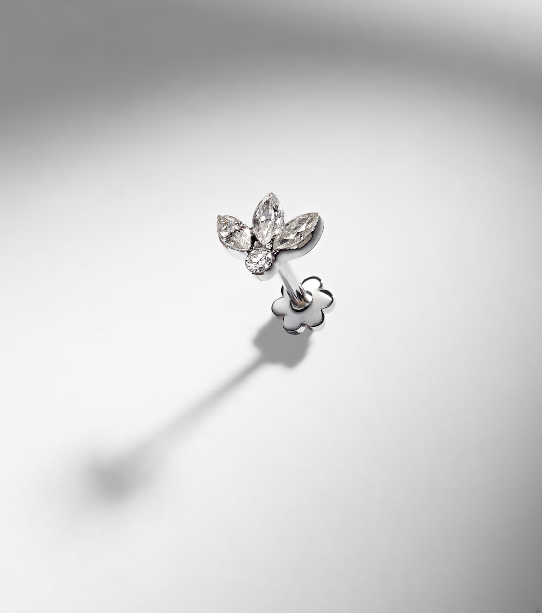 Orecchino singolo Lotus in oro bianco 18kt (750/1000) con diamanti | Maria Tash