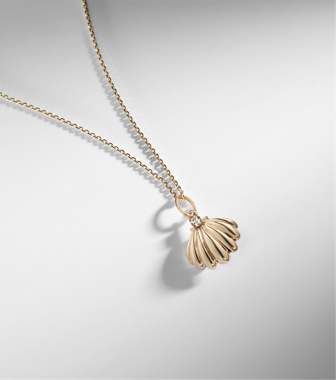 عقد من الذهب عيار 14 قراط مع ألماس Vintage Scallop Shell | Stone and Strand