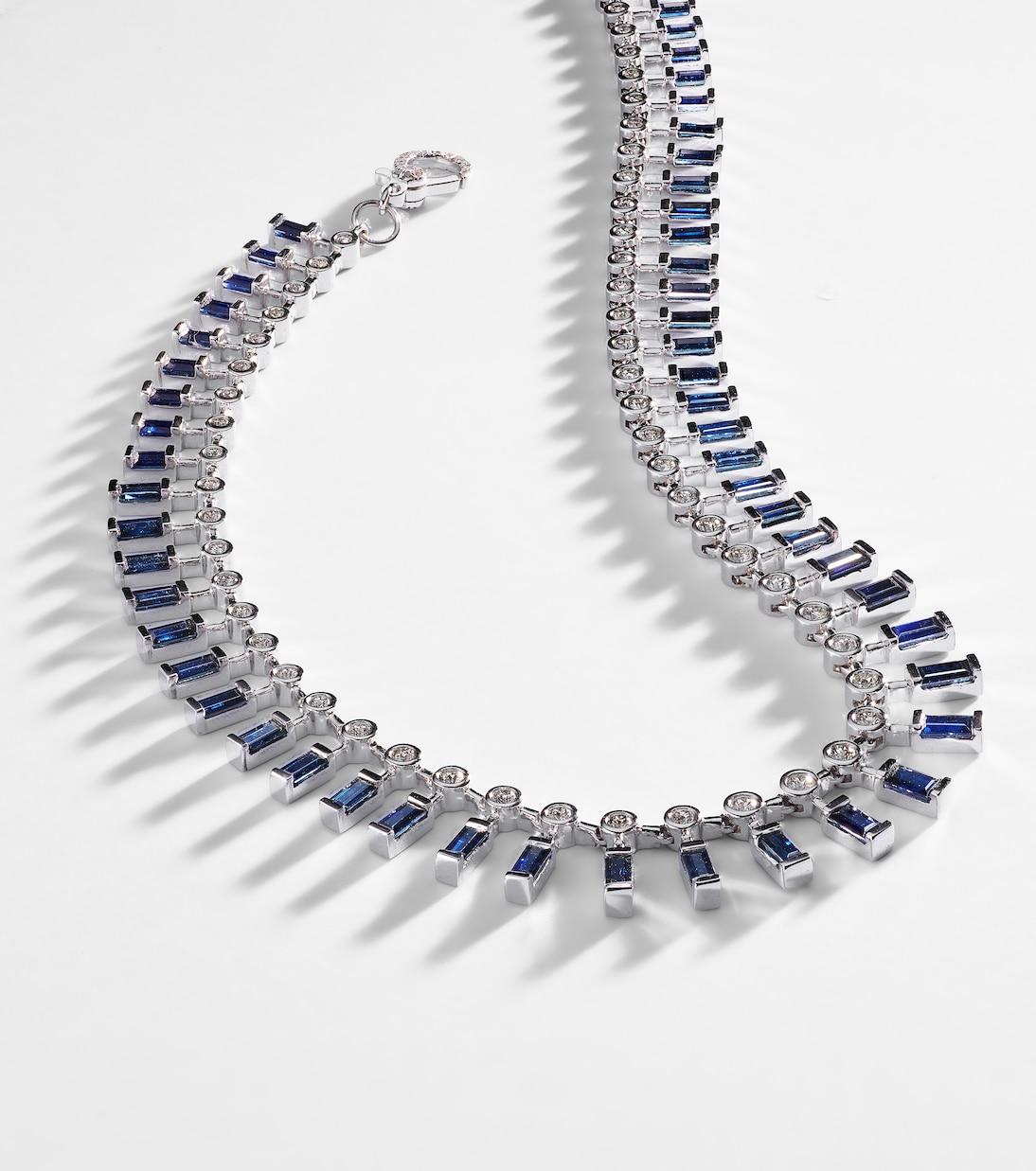 Halskette aus 18kt Weißgold mit Diamanten und Saphiren | Shay Jewelry