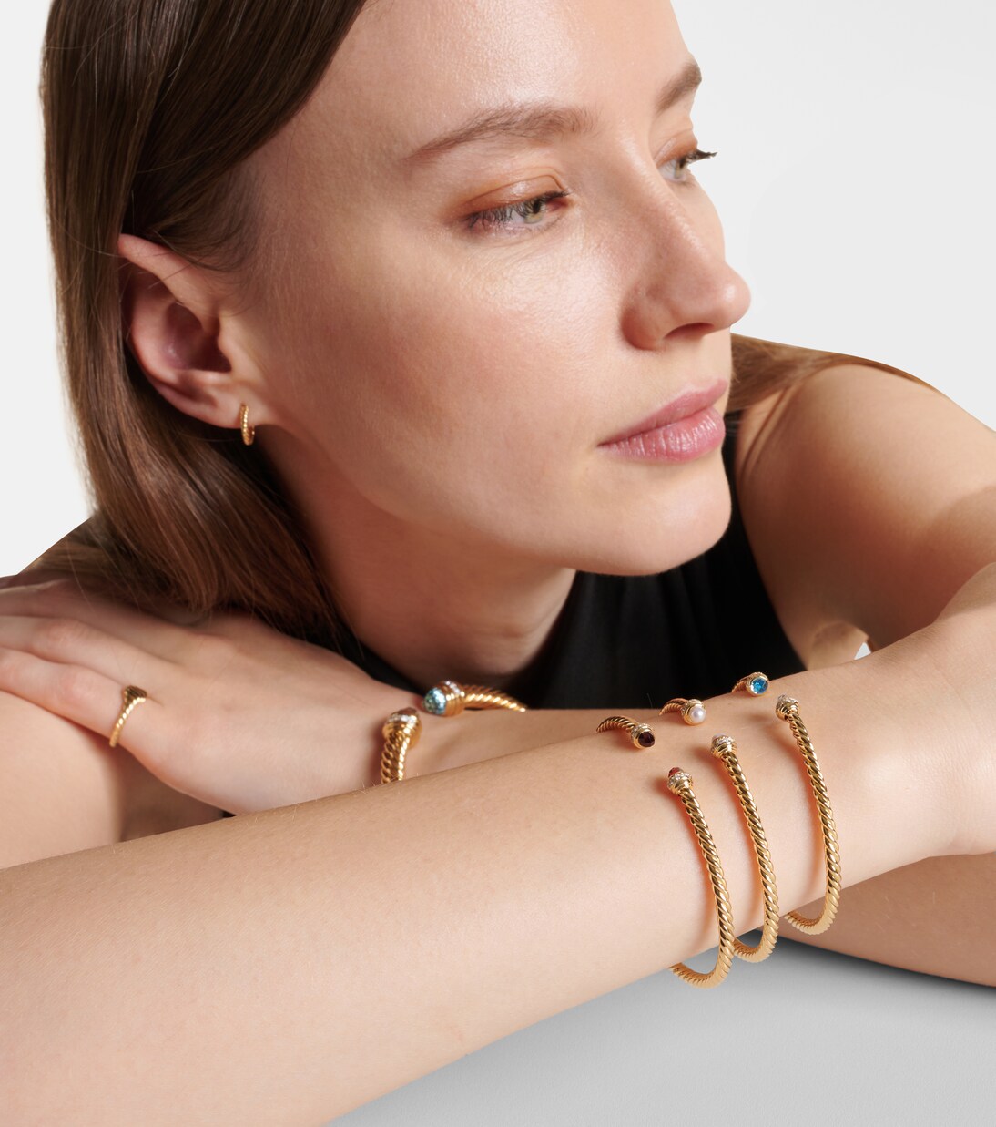 Armreif Cablespira® Flex aus 18kt Gelbgold mit Diamanten und Granat | David Yurman