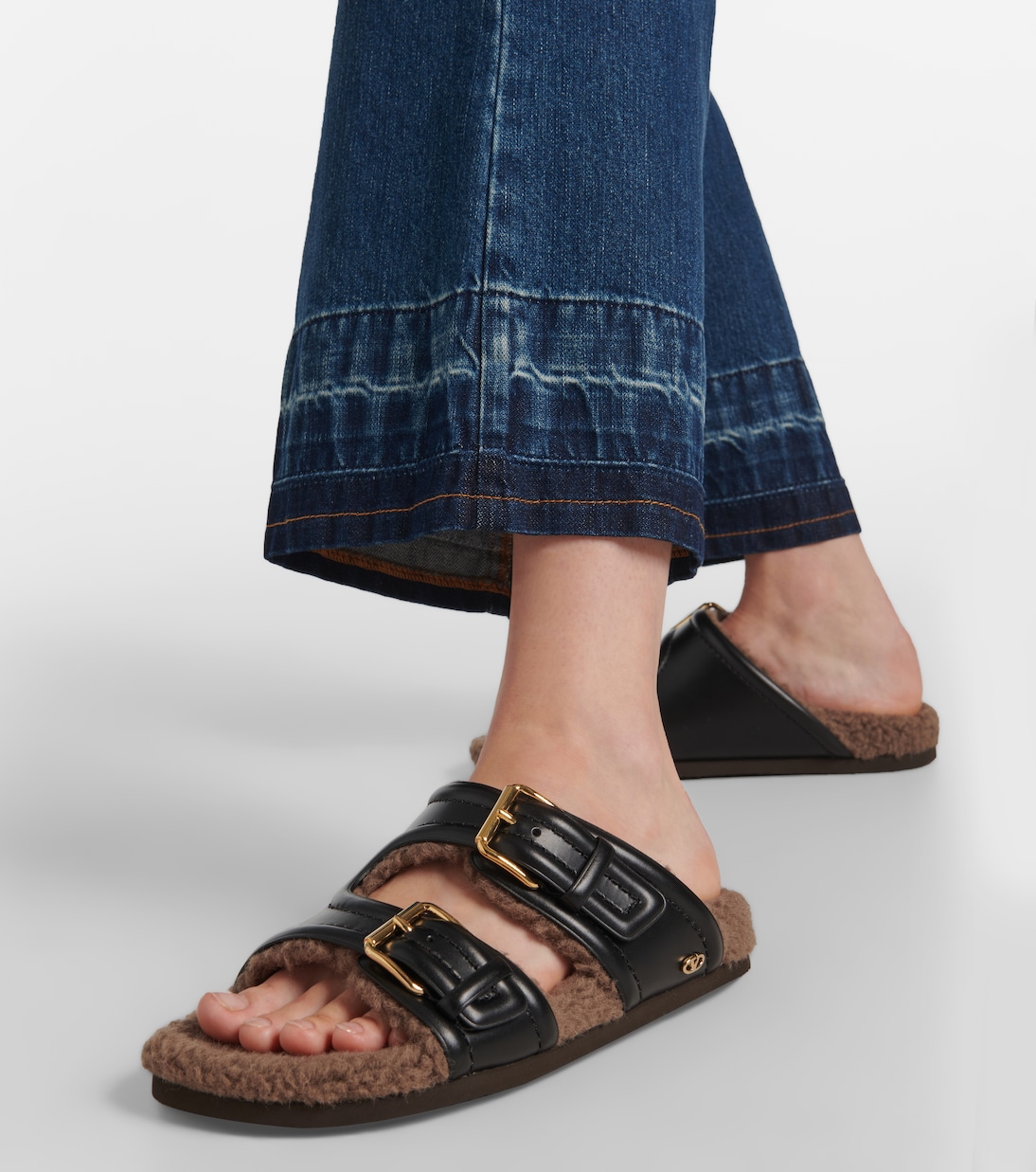 Sandalen aus Leder mit Faux Fur | Valentino Garavani