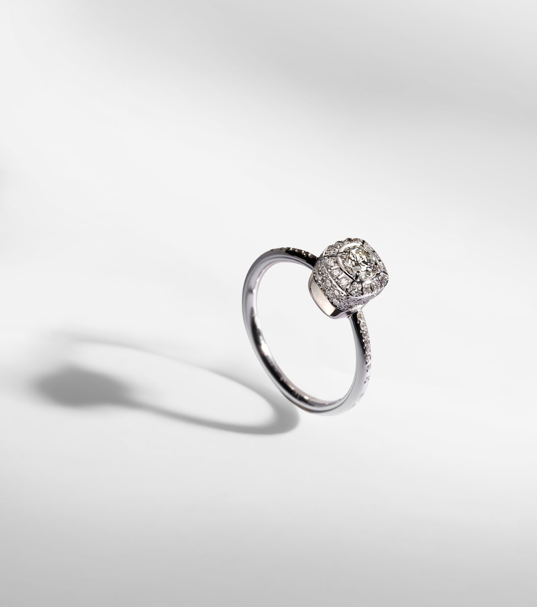 Ring Nudo Petit aus 18kt Weißgold mit Diamanten | Pomellato