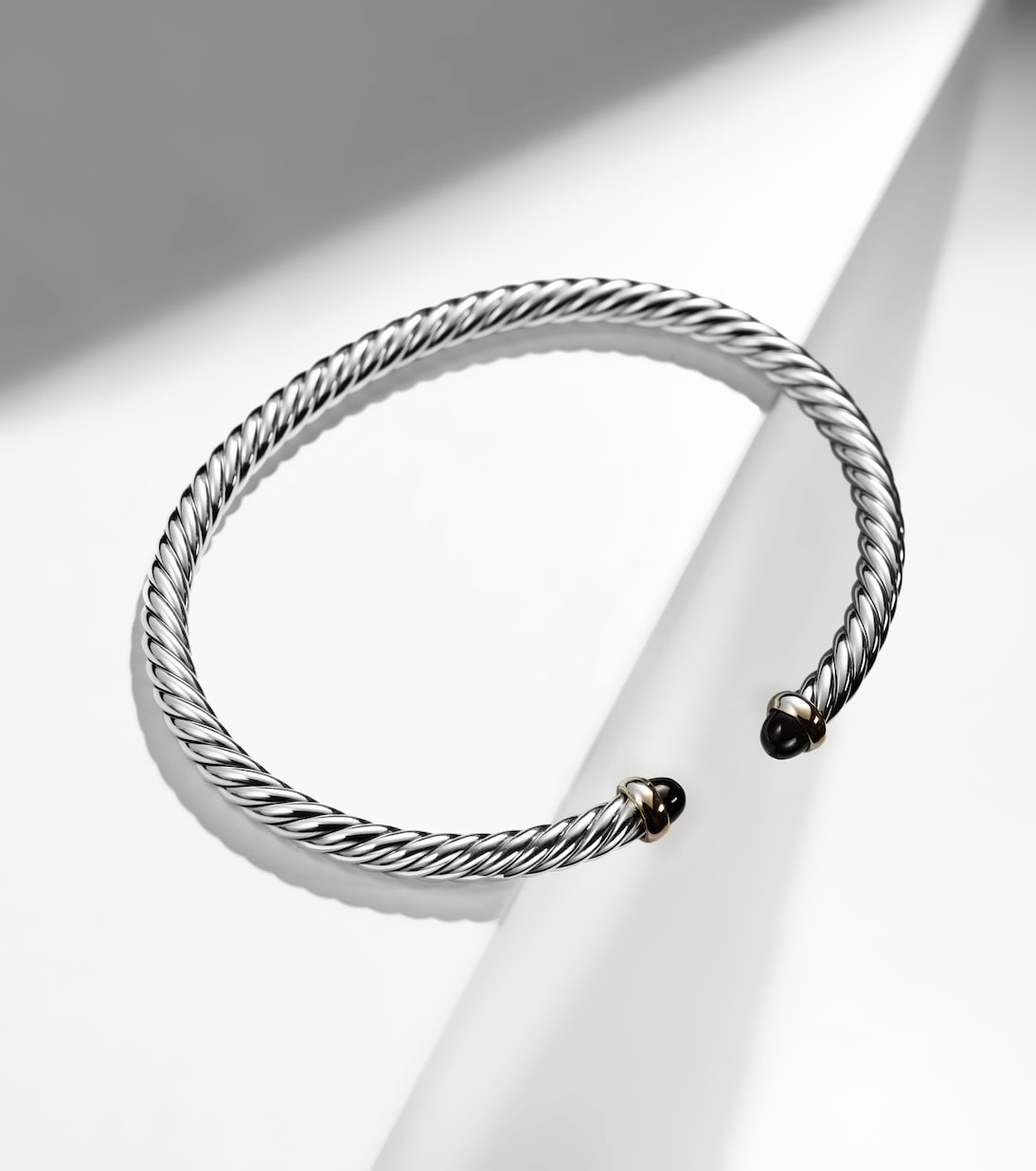 Bracciale Cable Flex in argento sterling e oro 14kt con onici | David Yurman