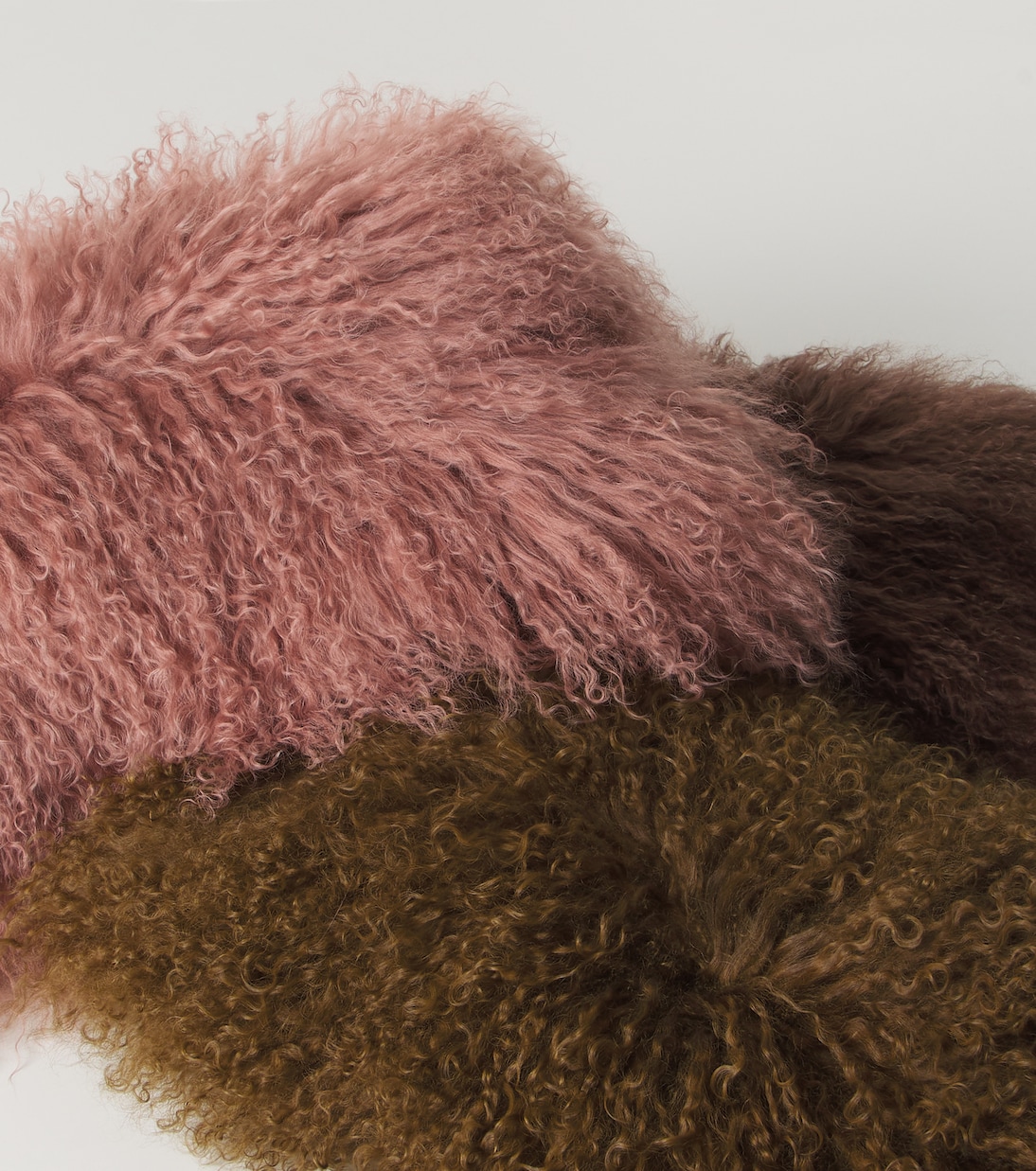 Reversible linen and shearling cushion | Maison de Vacances