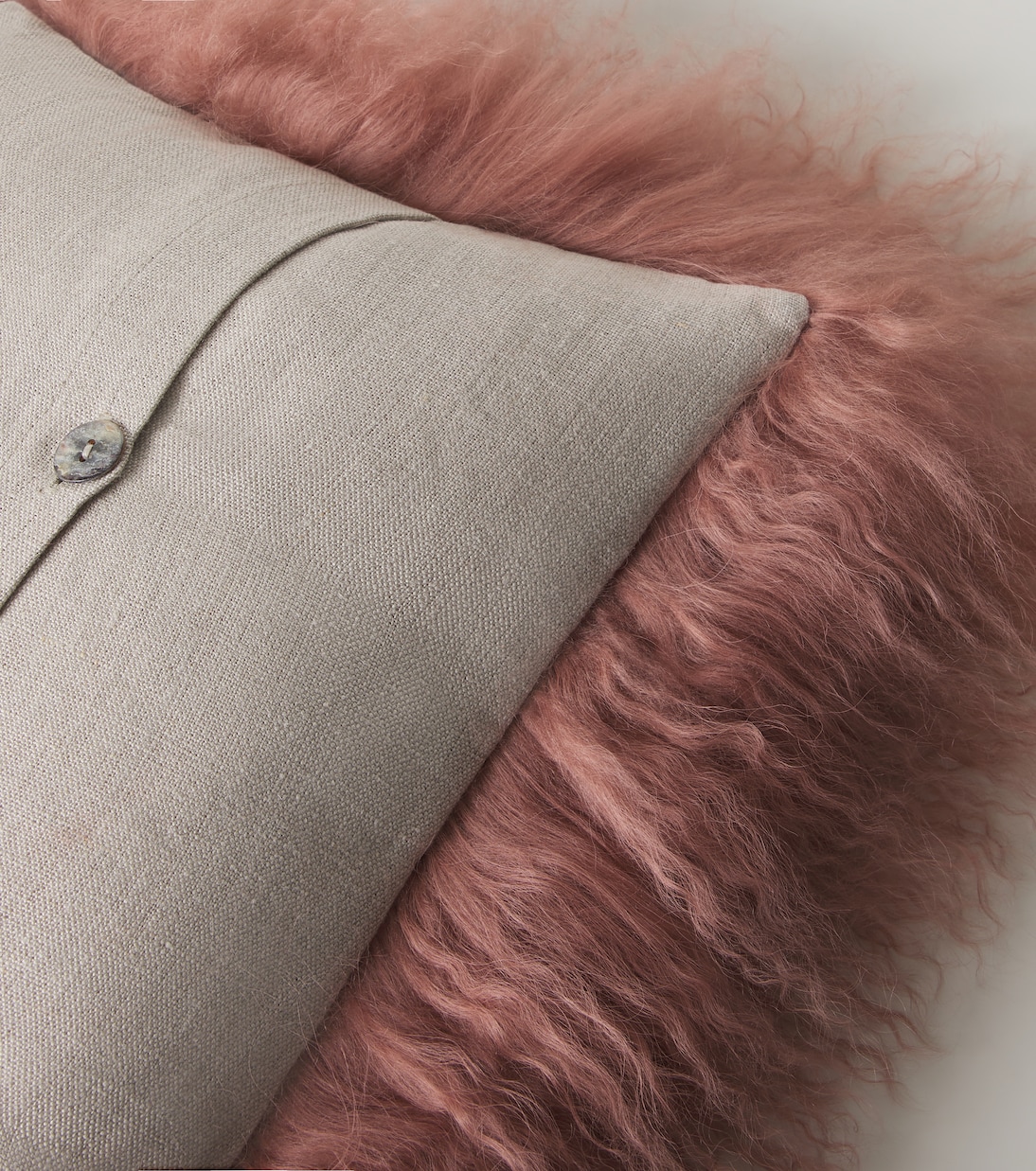 Reversible linen and shearling cushion | Maison de Vacances