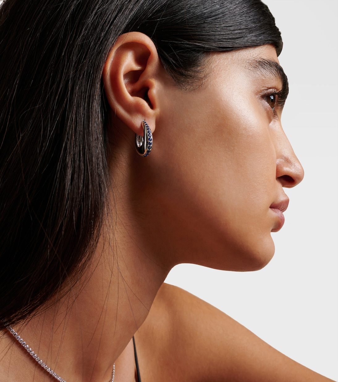 Ohrringe Chakra Icon aus 18kt Weißgold mit Saphiren | Ananya