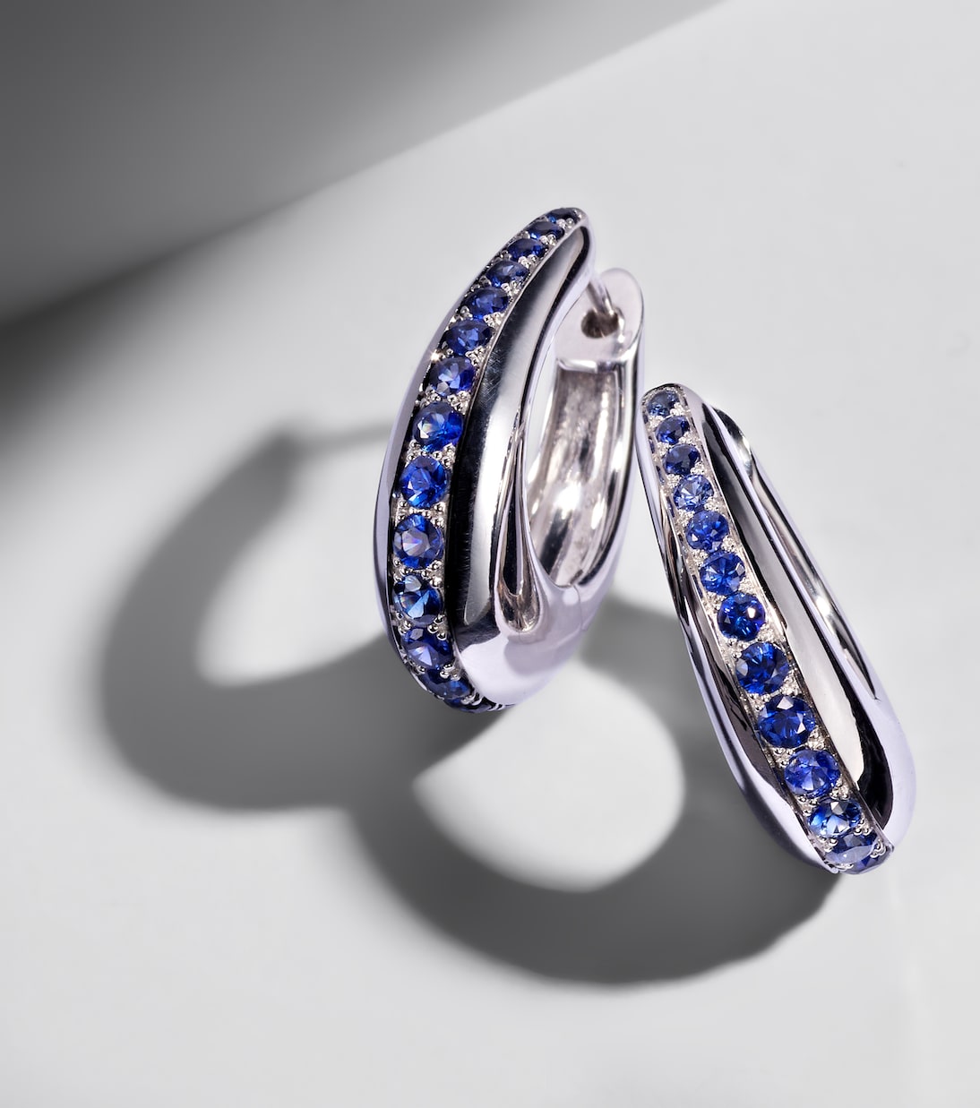 Ohrringe Chakra Icon aus 18kt Weißgold mit Saphiren | Ananya