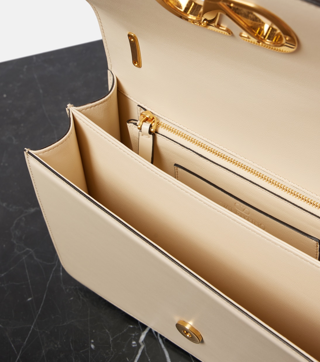 Vain Medium leather shoulder bag | Valentino Garavani