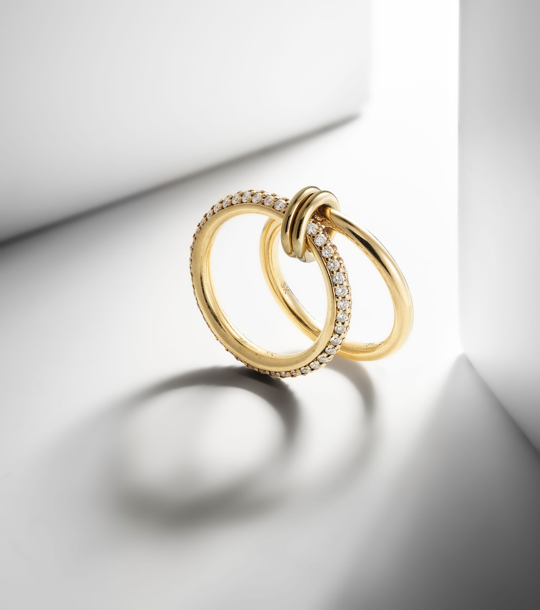 Virgo 18kt gold linked rings with white diamonds | Spinelli Kilcollin