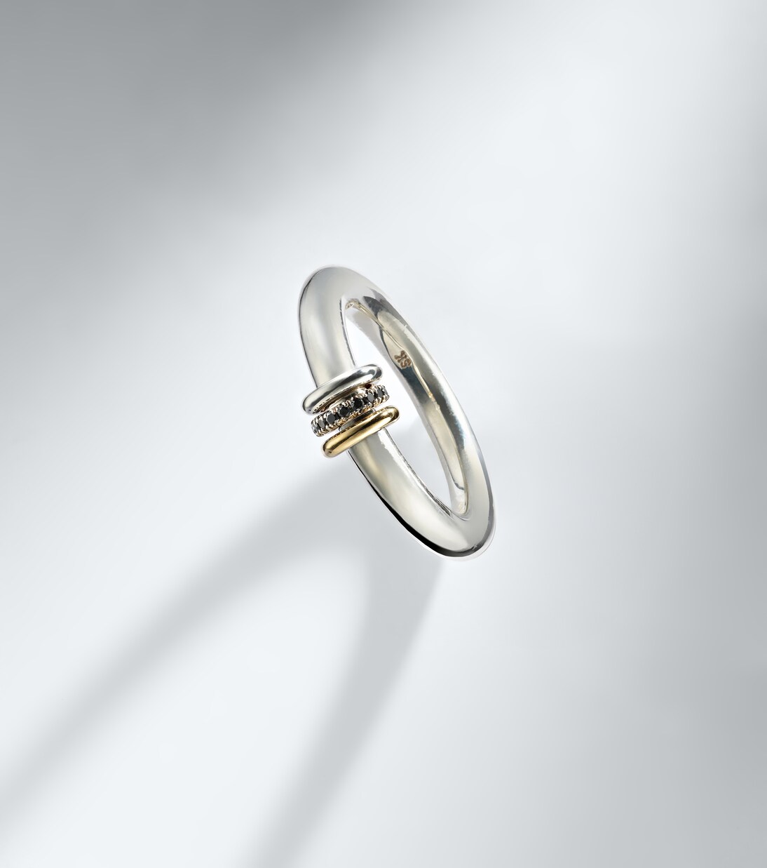 Bague Sirius Max en argent sterling et or 18 ct à diamants noirs | Spinelli Kilcollin