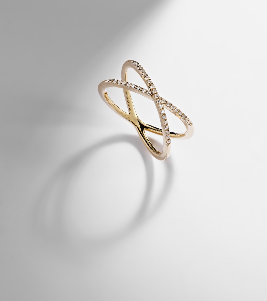 Ring X aus 10kt Gelbgold (417/1000) mit Diamanten | Stone and Strand