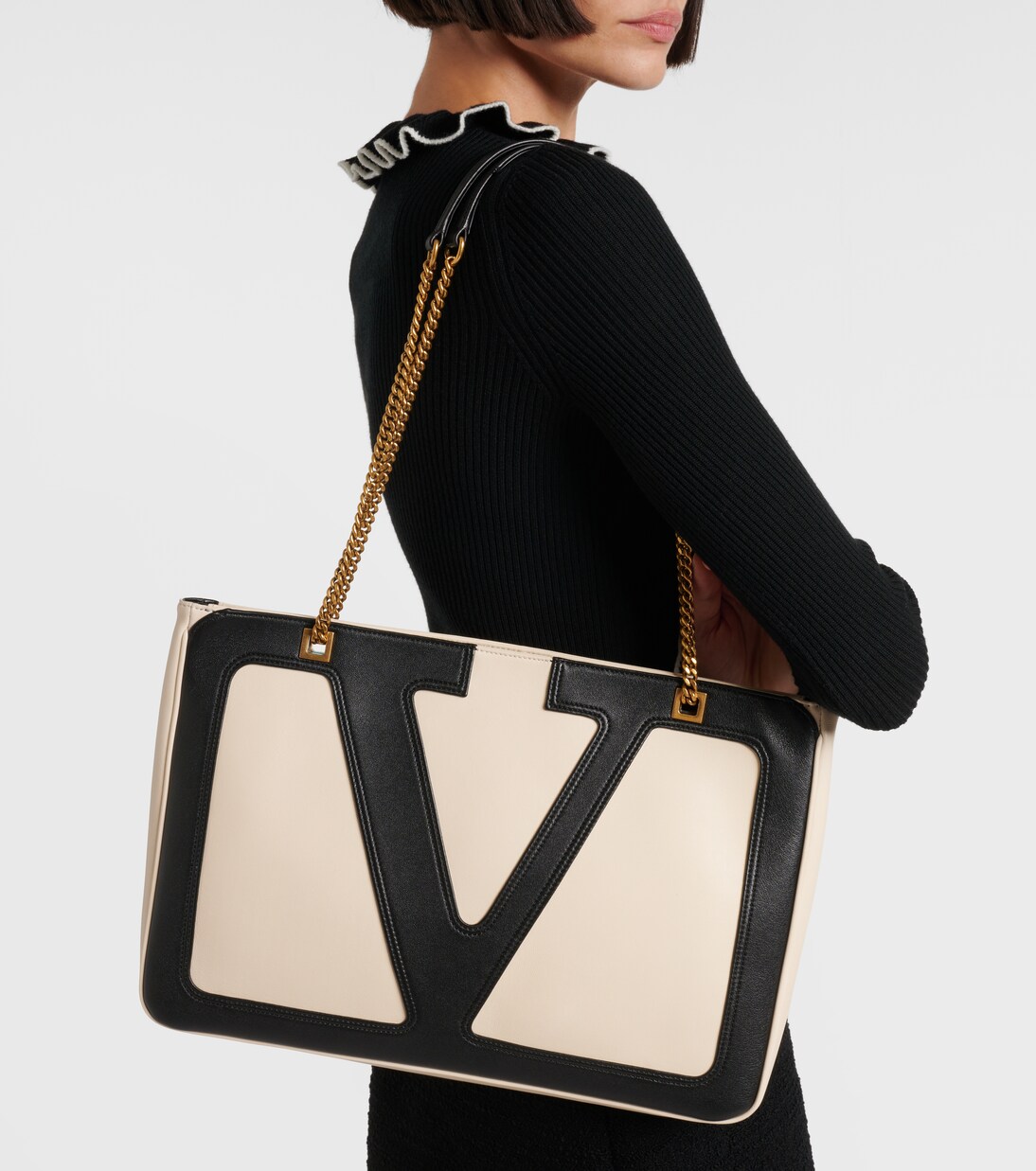 Viva Superstar Medium leather tote bag | Valentino Garavani