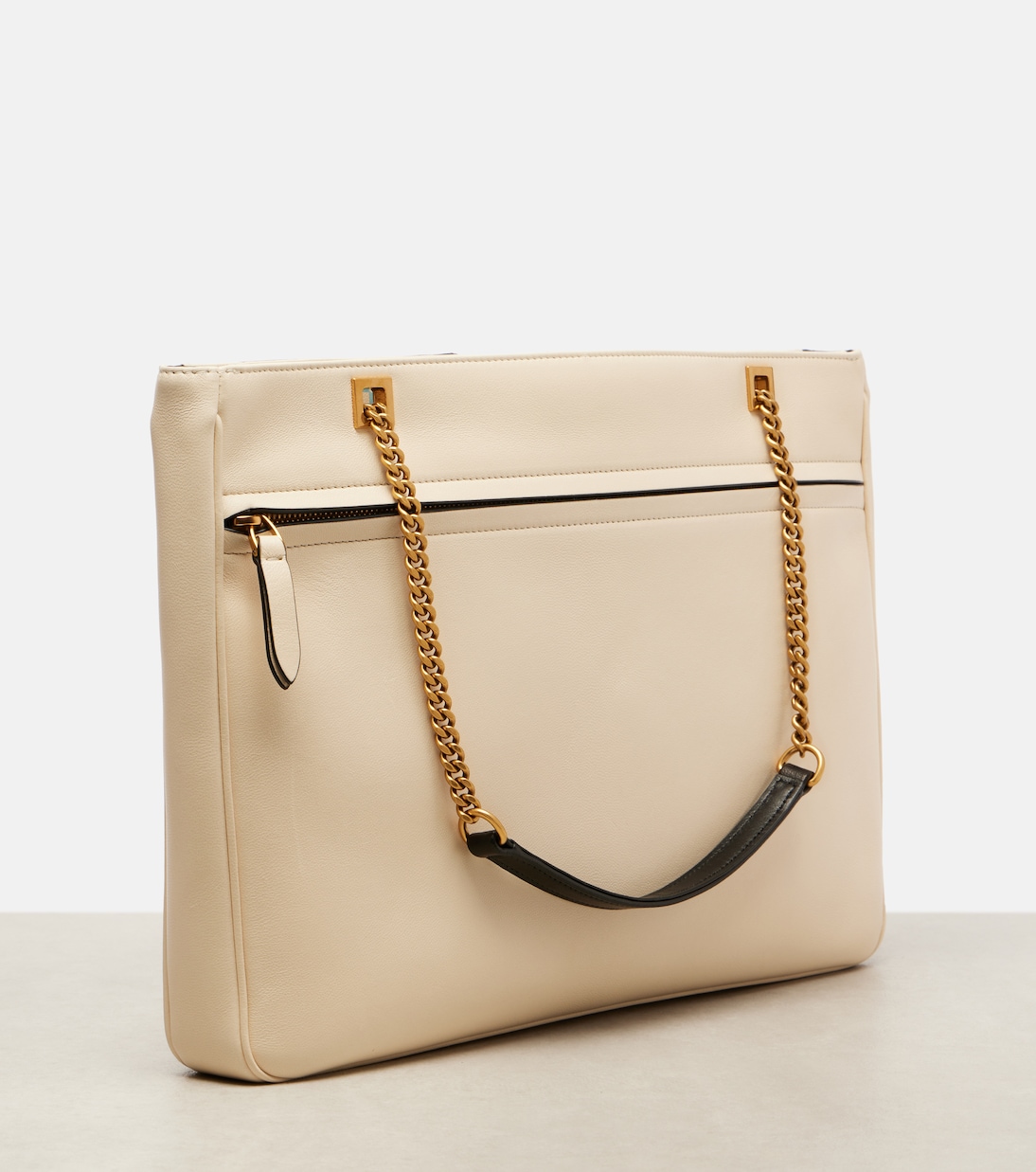 Viva Superstar Medium leather tote bag | Valentino Garavani