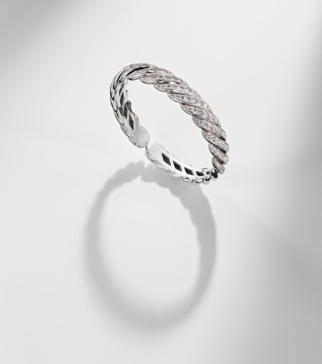 Armreif Sculpted Cable Flex® aus 18kt Weißgold mit Diamanten | David Yurman