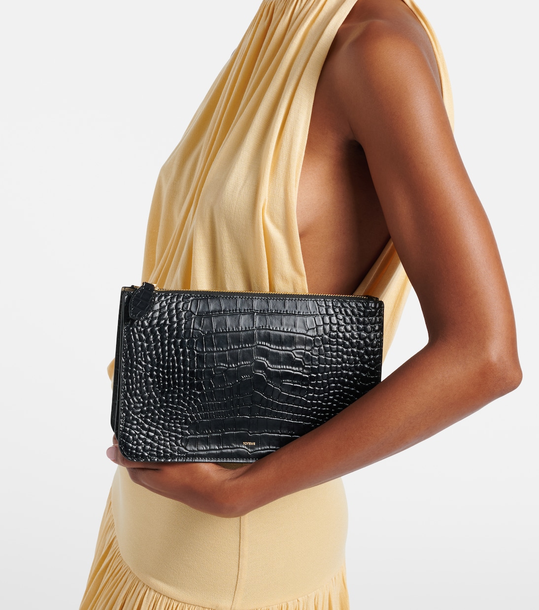 حقيبة كلاتش من الجلد بنقشات جلد التمساح Threefold | Toteme