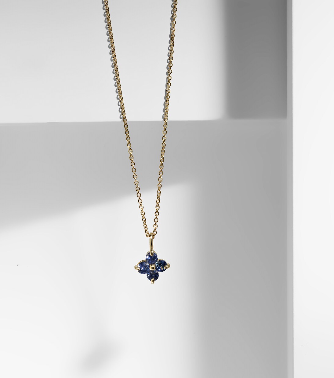 Halskette Luckiest Clover aus 10kt Gelbgold mit Saphiren | Stone and Strand