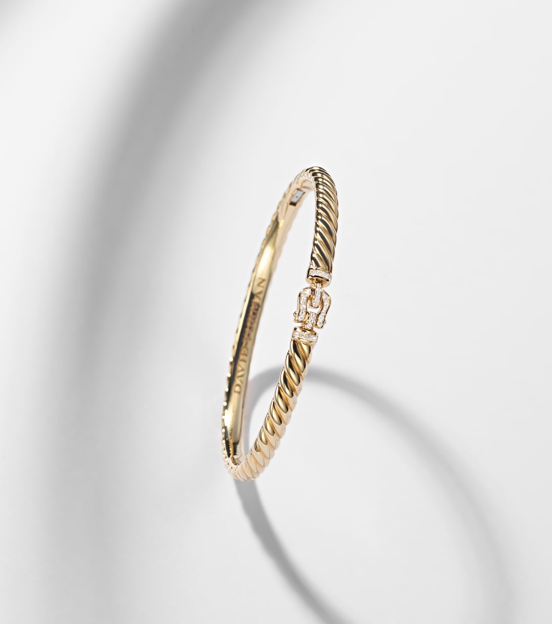 Armreif Sculpted Cable aus 18kt Gelbgold mit Diamanten | David Yurman