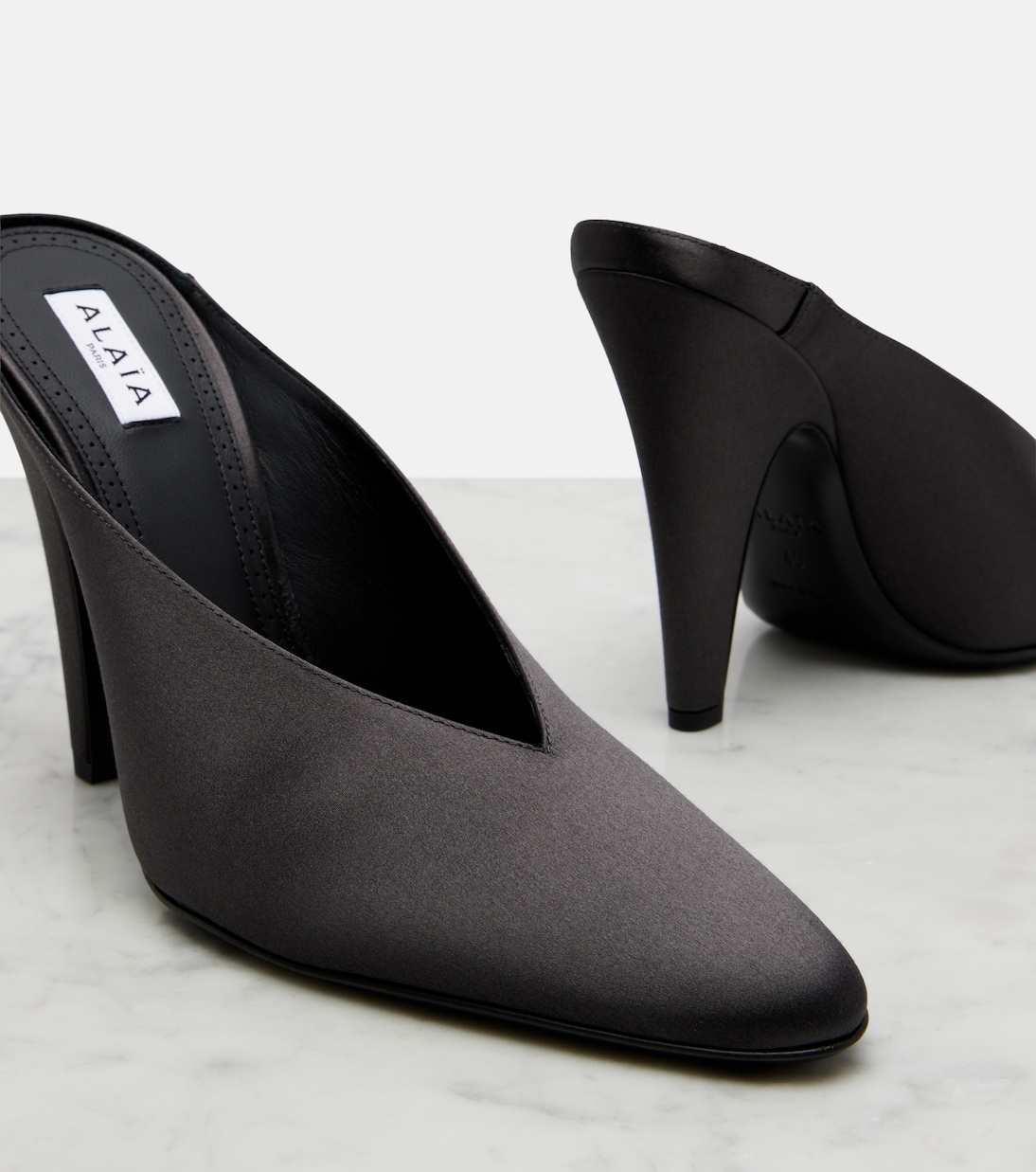 Pantoletten Cone aus Satin | Alaïa