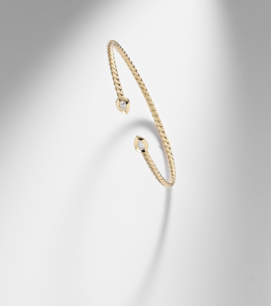 Armreif Petite Modern Renaissance® Cablespira® aus 18kt Gelbgold mit Diamanten | David Yurman