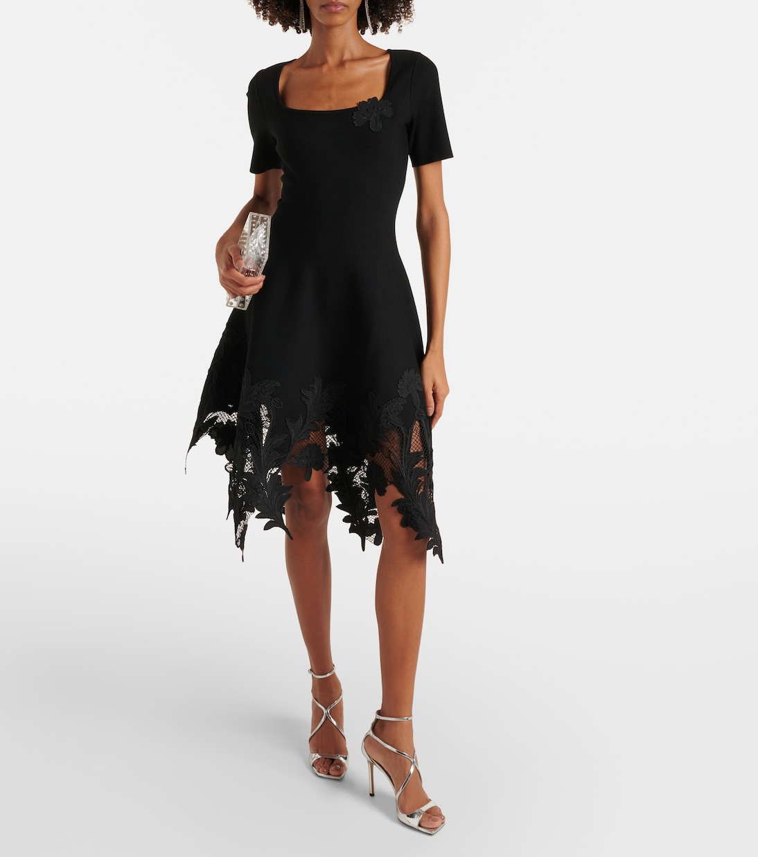 فستان محبوك مقلّم بالدانتيل | Oscar de la Renta