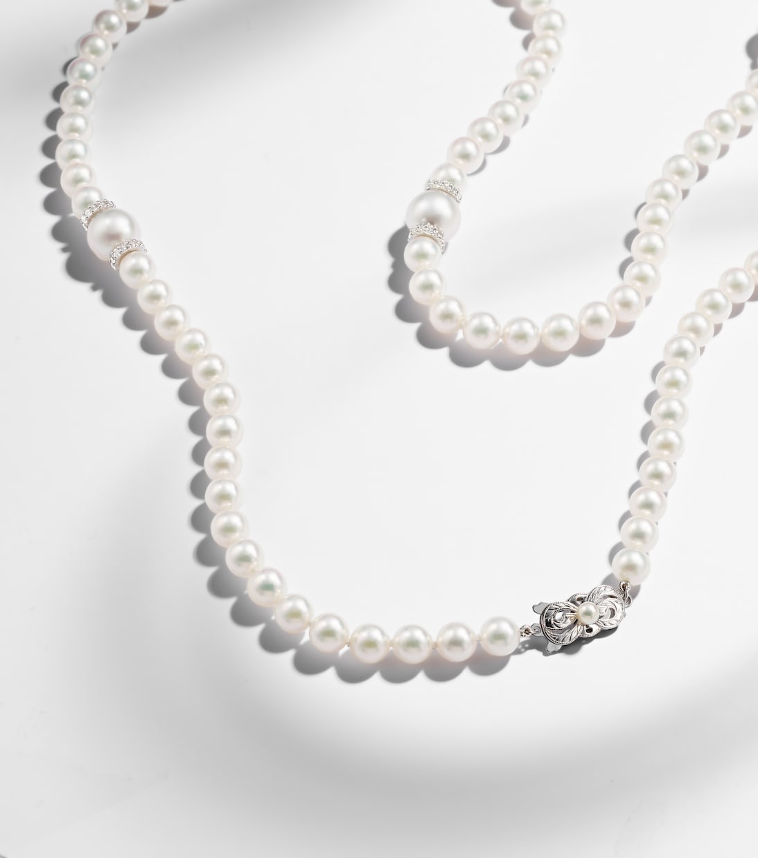 18kt white gold necklace with diamonds and pearls | Mikimoto