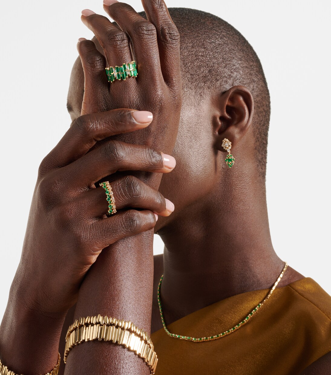 Anillo de oro de 18 ct con diamantes y esmeraldas | Suzanne Kalan