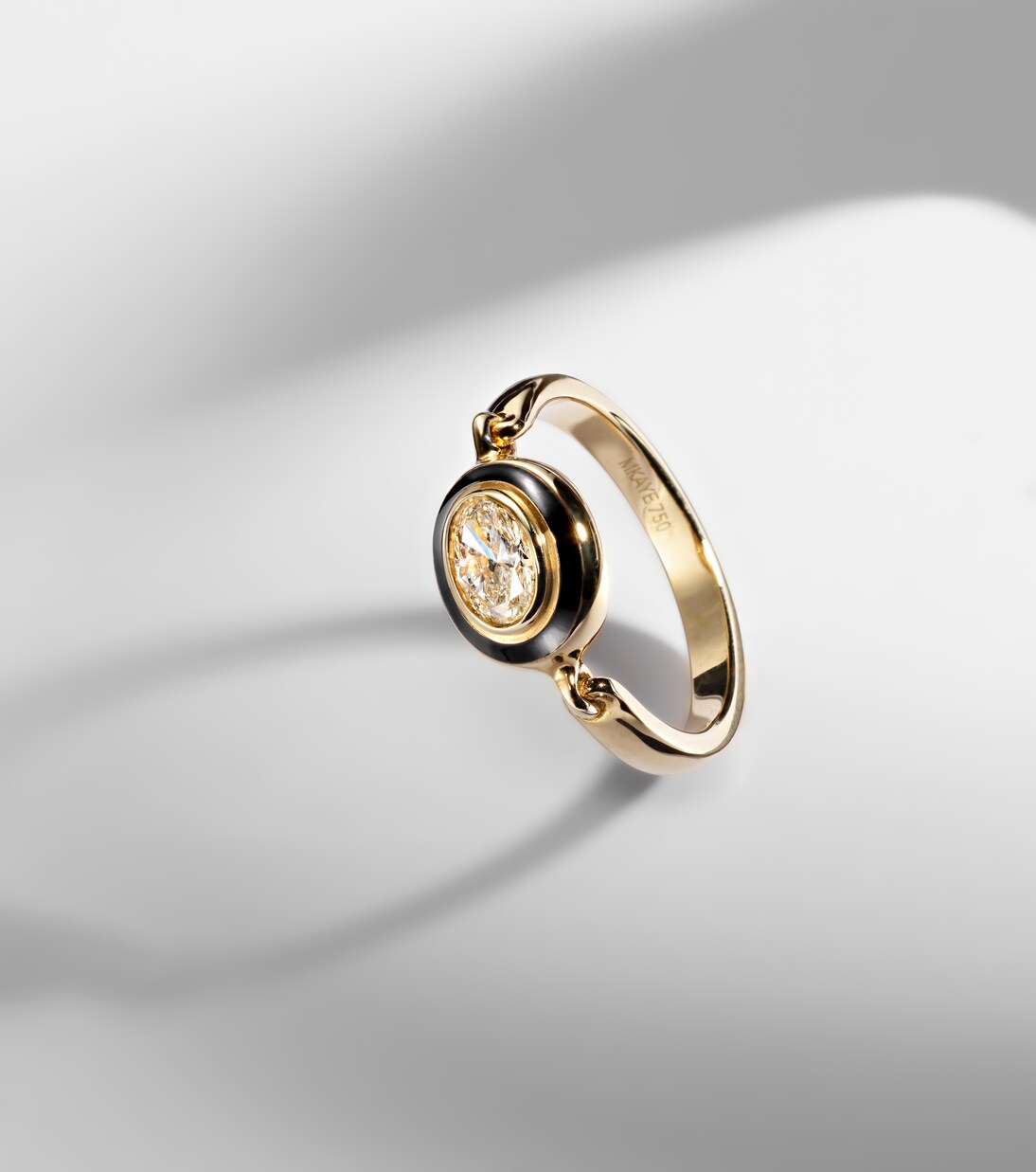Ring Lenox Reign aus 18kt Gelbgold mit Emaille und Diamanten | Melissa Kaye