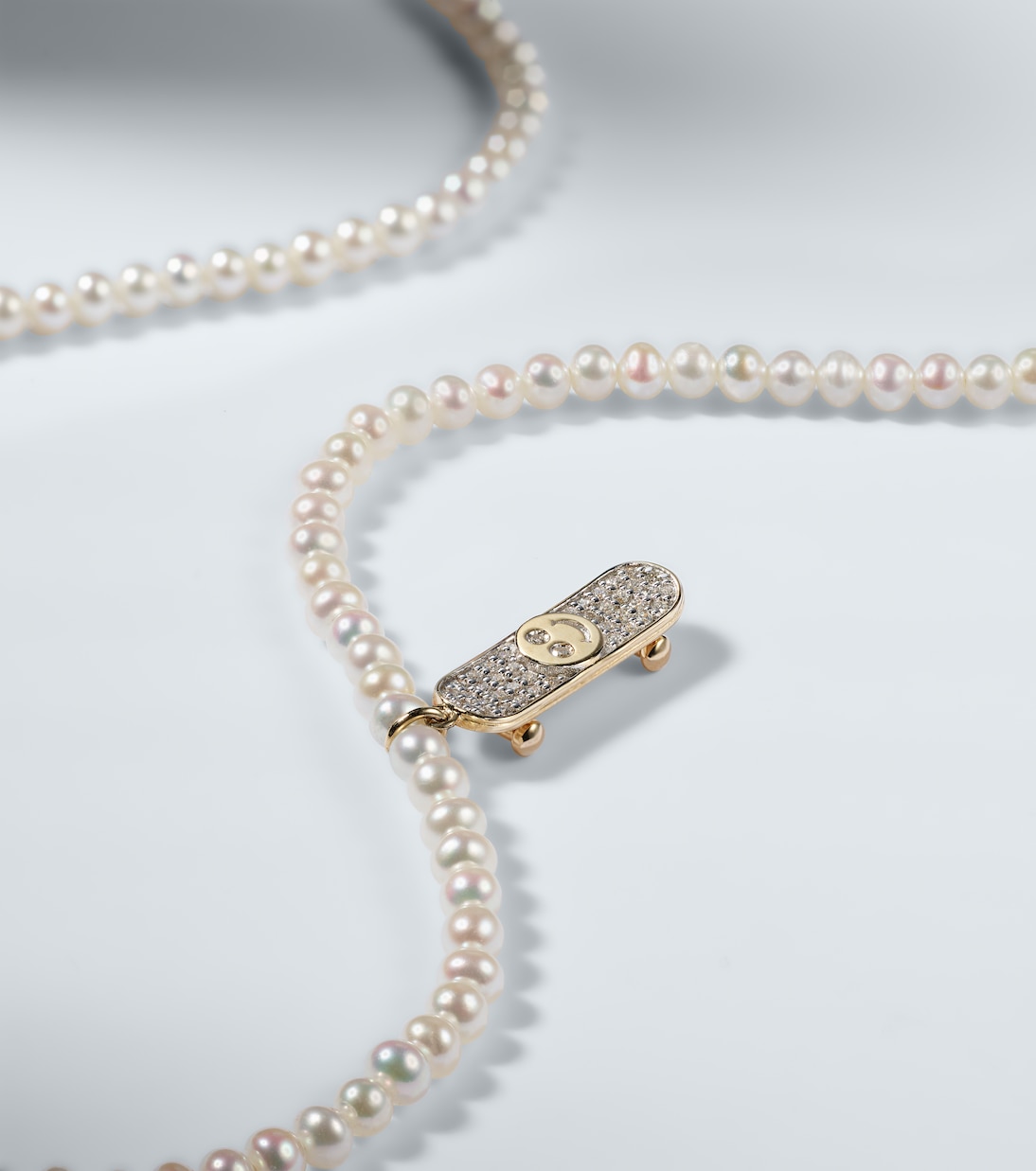 Collar con colgante Happy Face Skateboard con perlas | Sydney Evan