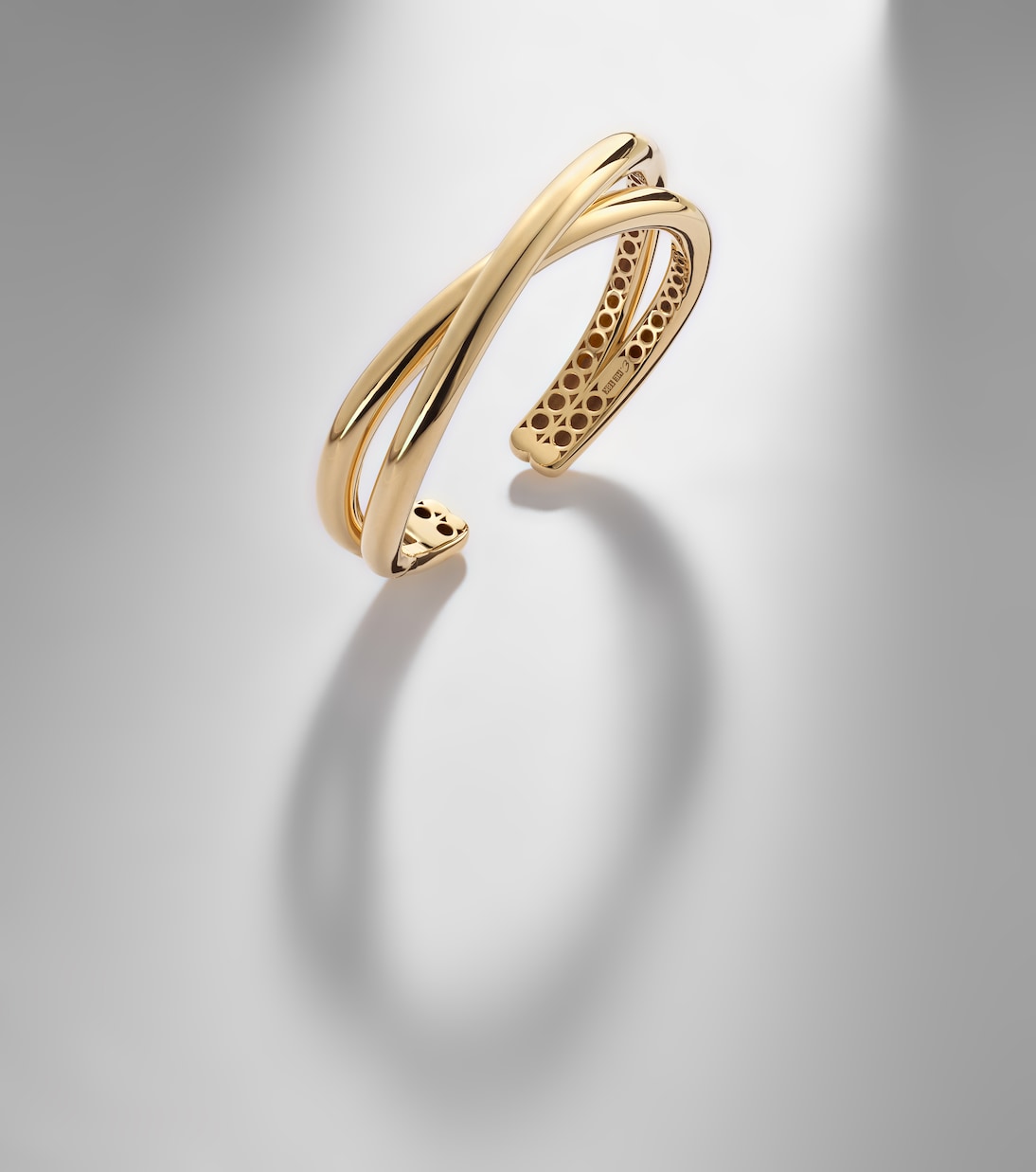 Armreif Infinity Loop Medium aus 18kt Gelbgold  | Engelbert