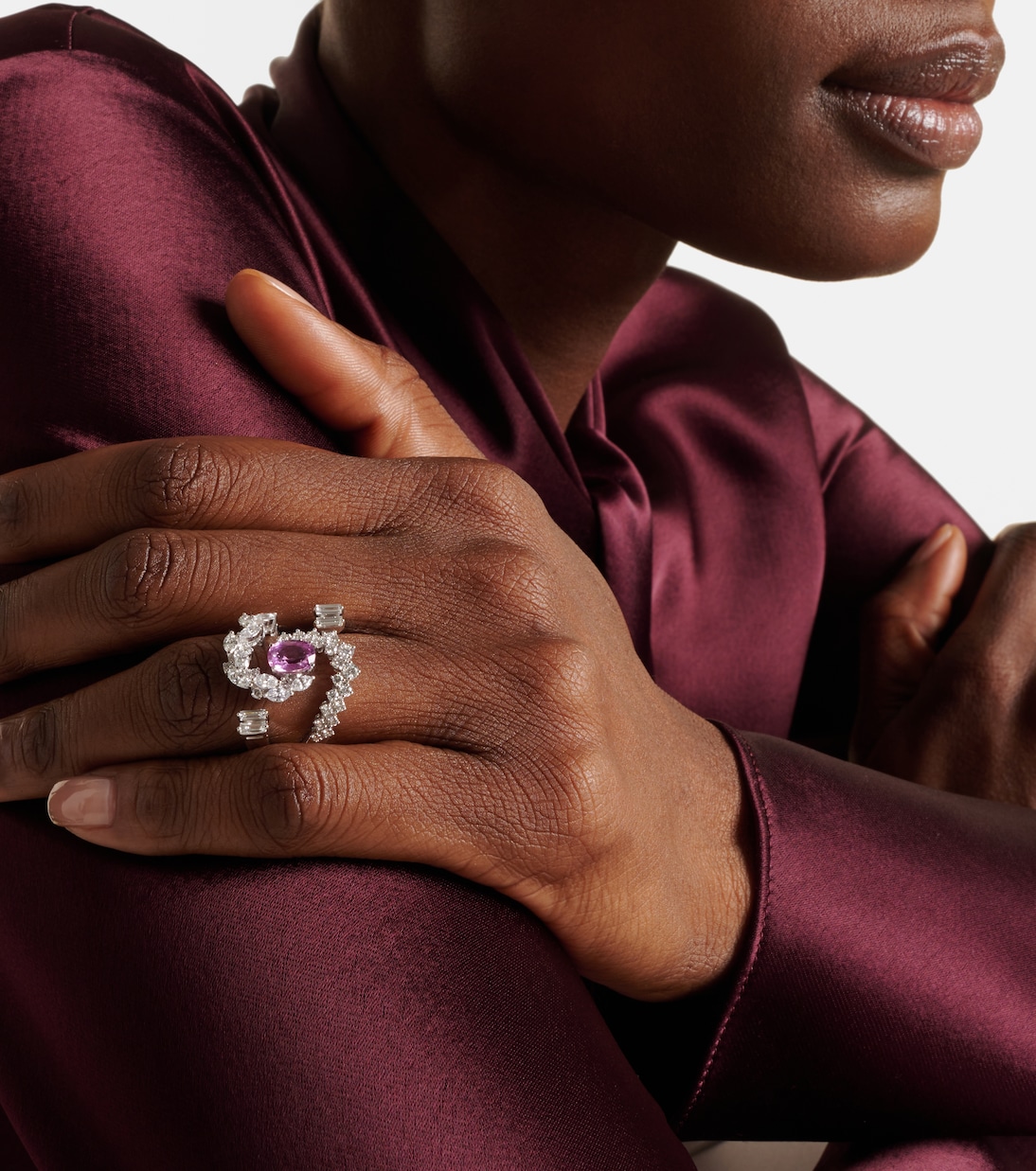 Anello Reign Supreme in oro bianco 18kt con diamanti e zaffiro | Yeprem