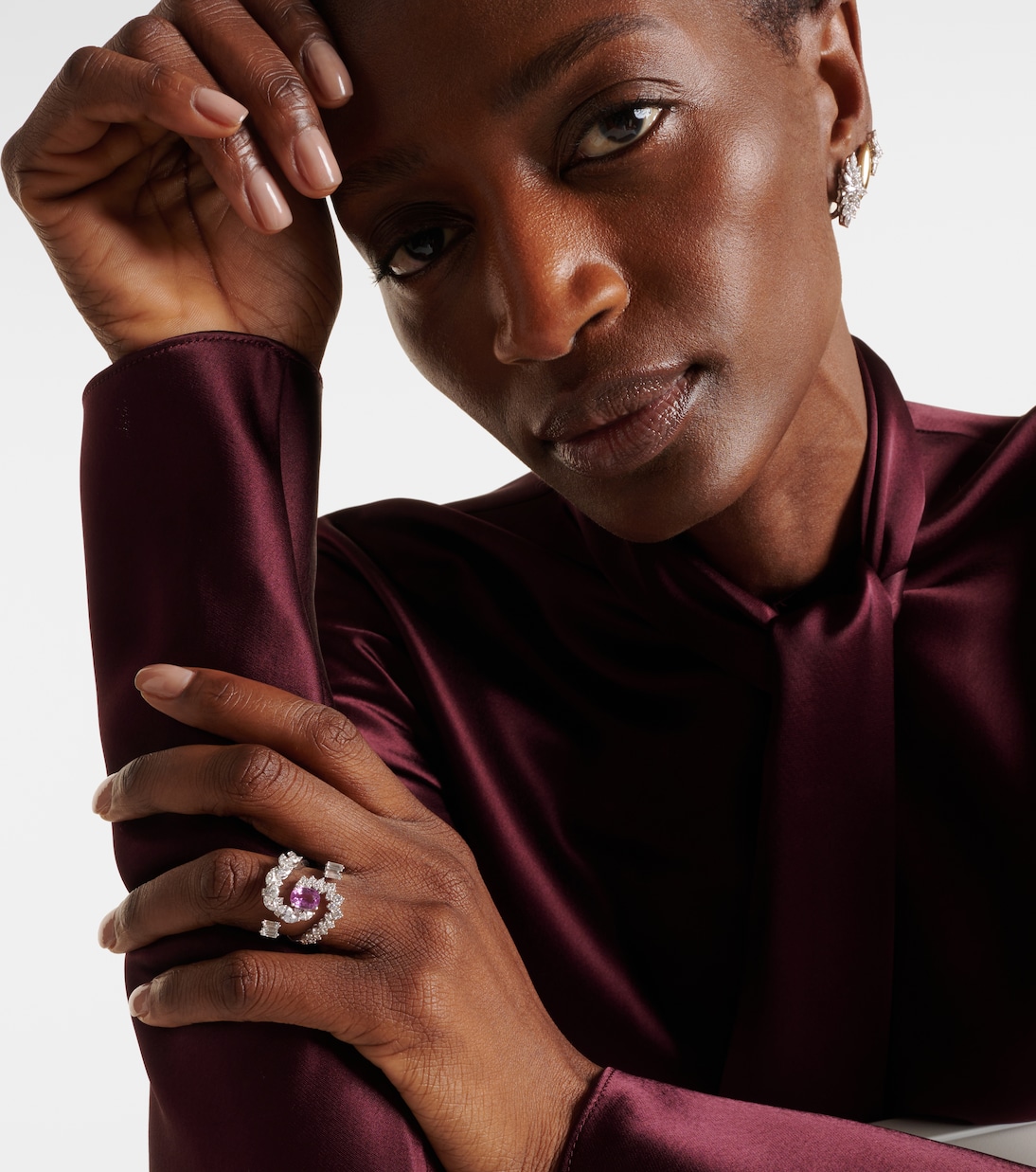 Anello Reign Supreme in oro bianco 18kt con diamanti e zaffiro | Yeprem