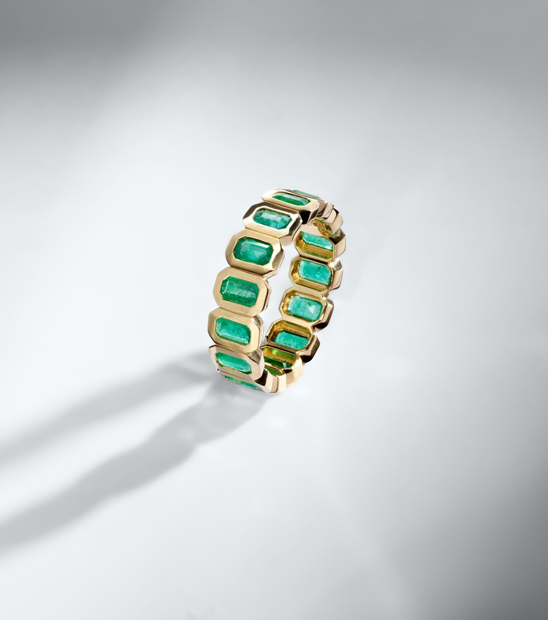 18kt gold (750/1000) ring with emeralds | Shay Jewelry