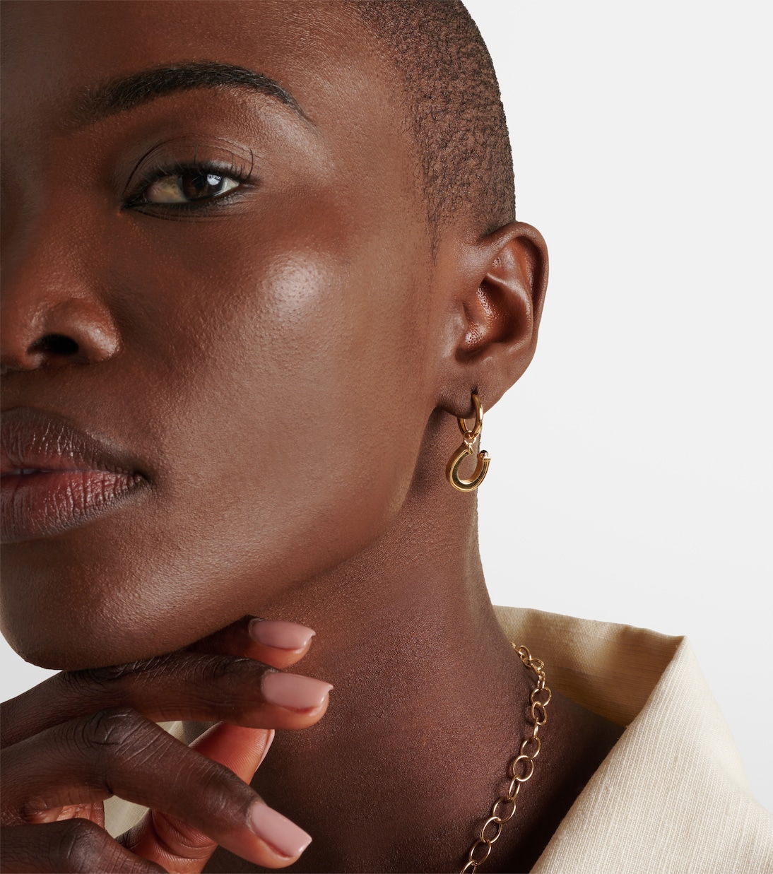 Pendiente individual Baby Charm Horseshoe de oro de 18 ct con zafiro | Marie Lichtenberg