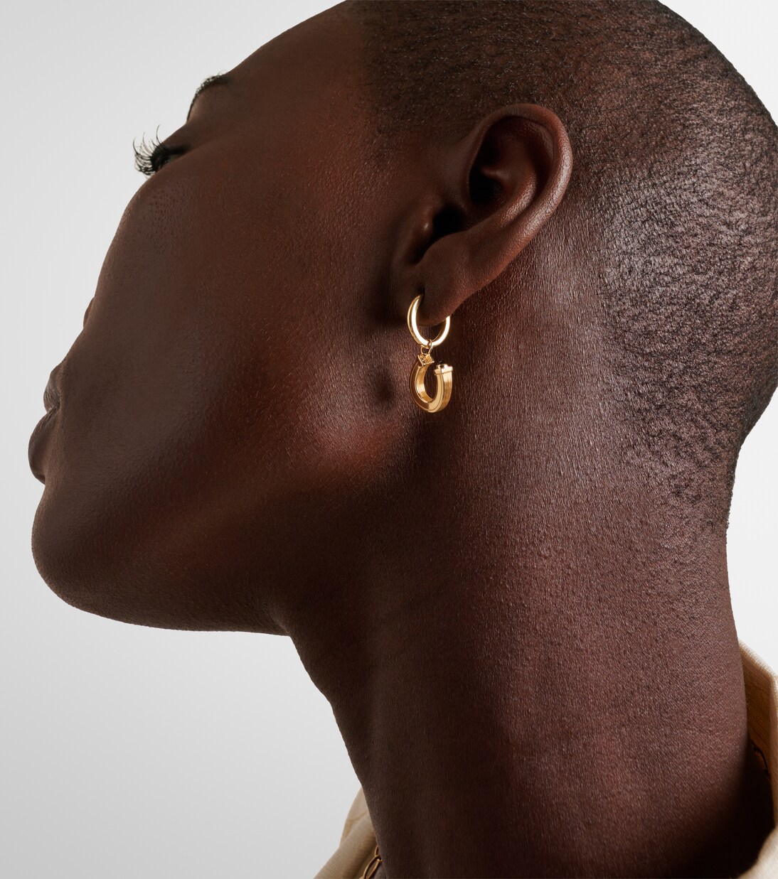 Pendiente individual Baby Charm Horseshoe de oro de 18 ct con zafiro | Marie Lichtenberg