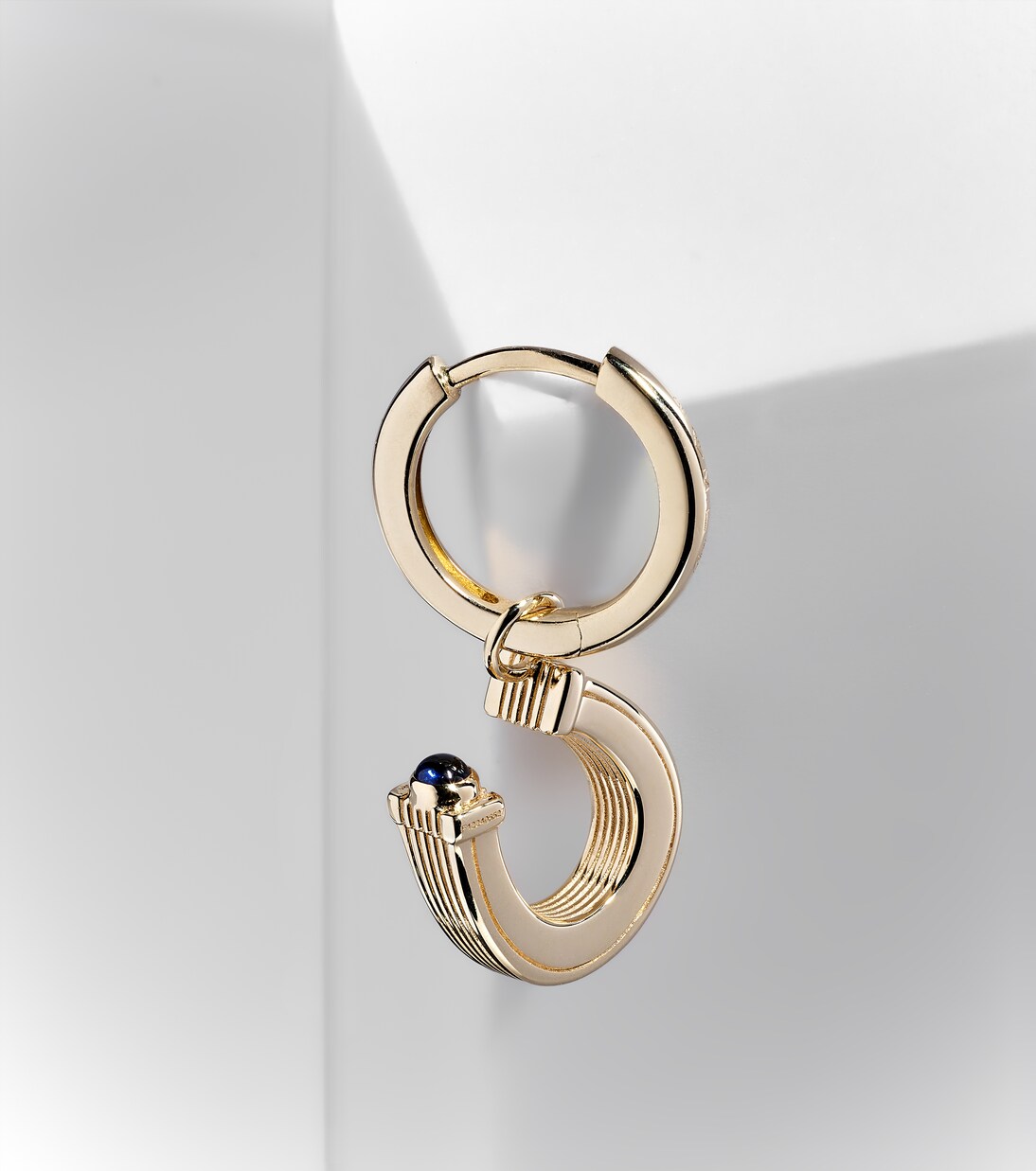 Pendiente individual Baby Charm Horseshoe de oro de 18 ct con zafiro | Marie Lichtenberg