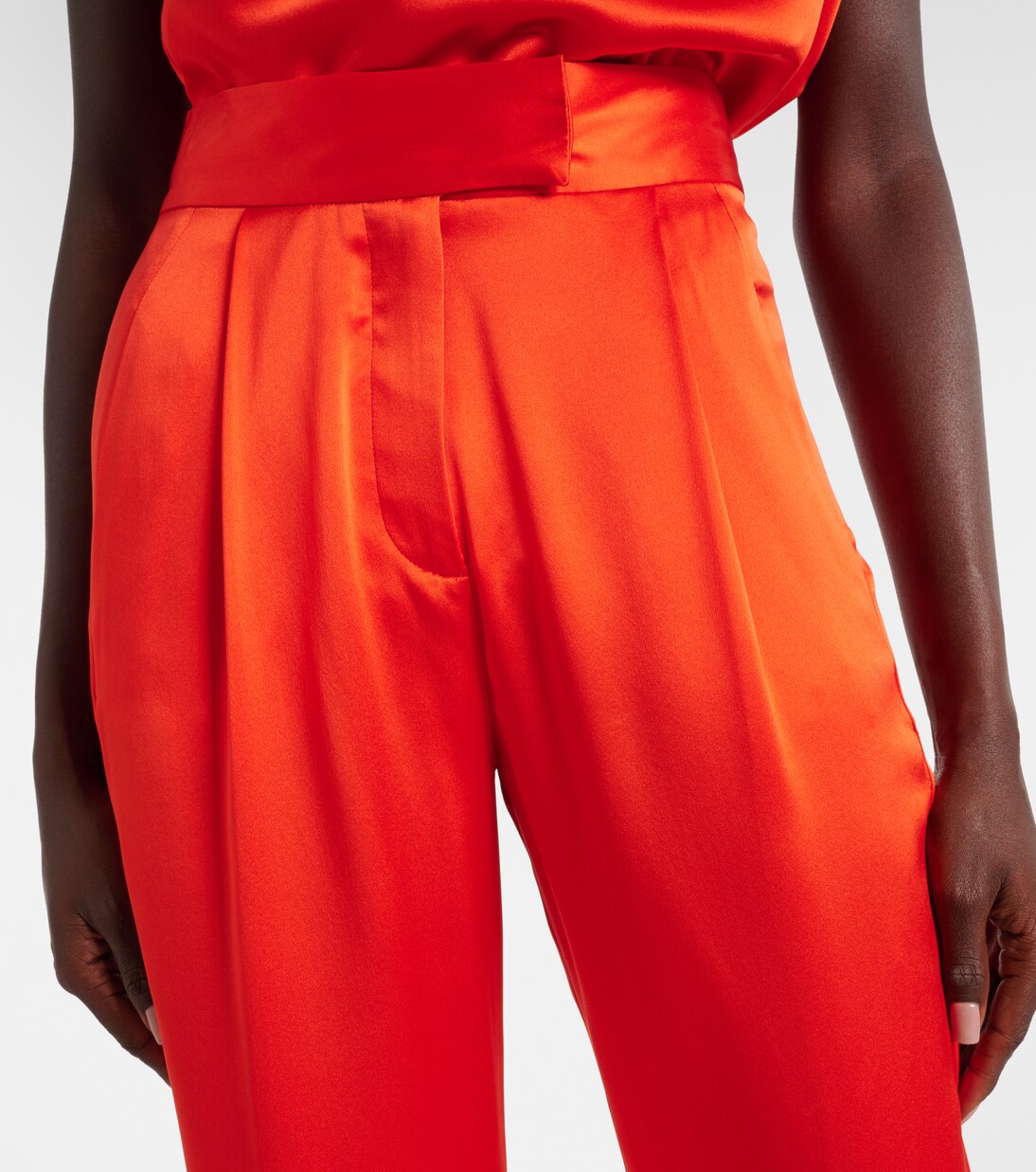 Weite High-Rise-Hose aus Seidensatin | The Sei